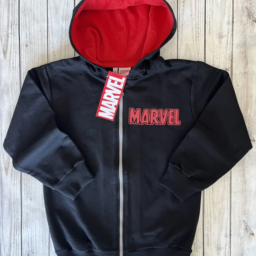 CAMPERA NEGRA RÚSTICA  ESPALDA ESTAMPADA . LICENCIA MARVEL