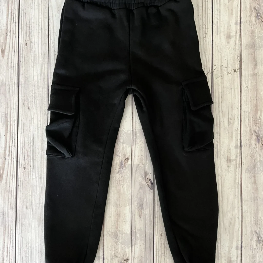 JOGGER CHUPIN  CARGO FRISADO . NEGRO