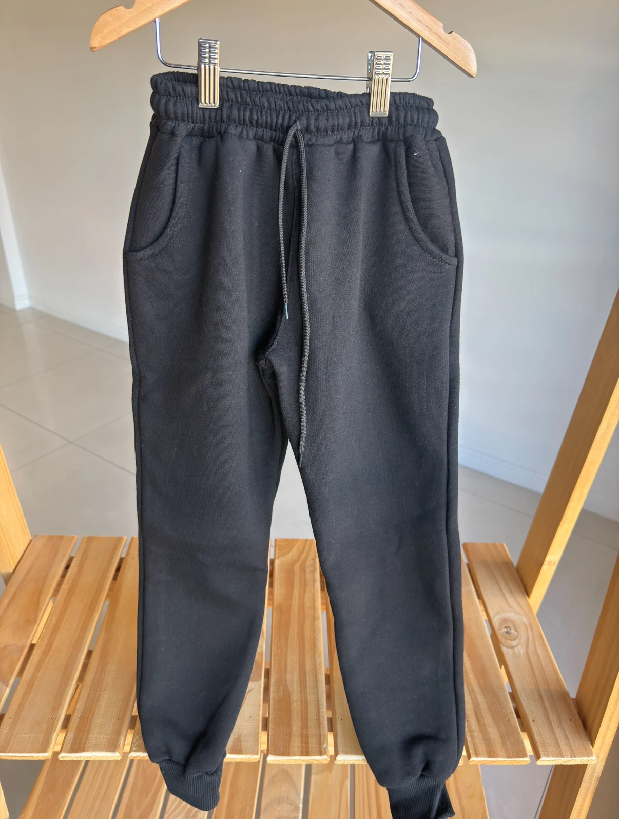 JOGGER LAZO FRISA NEGRO