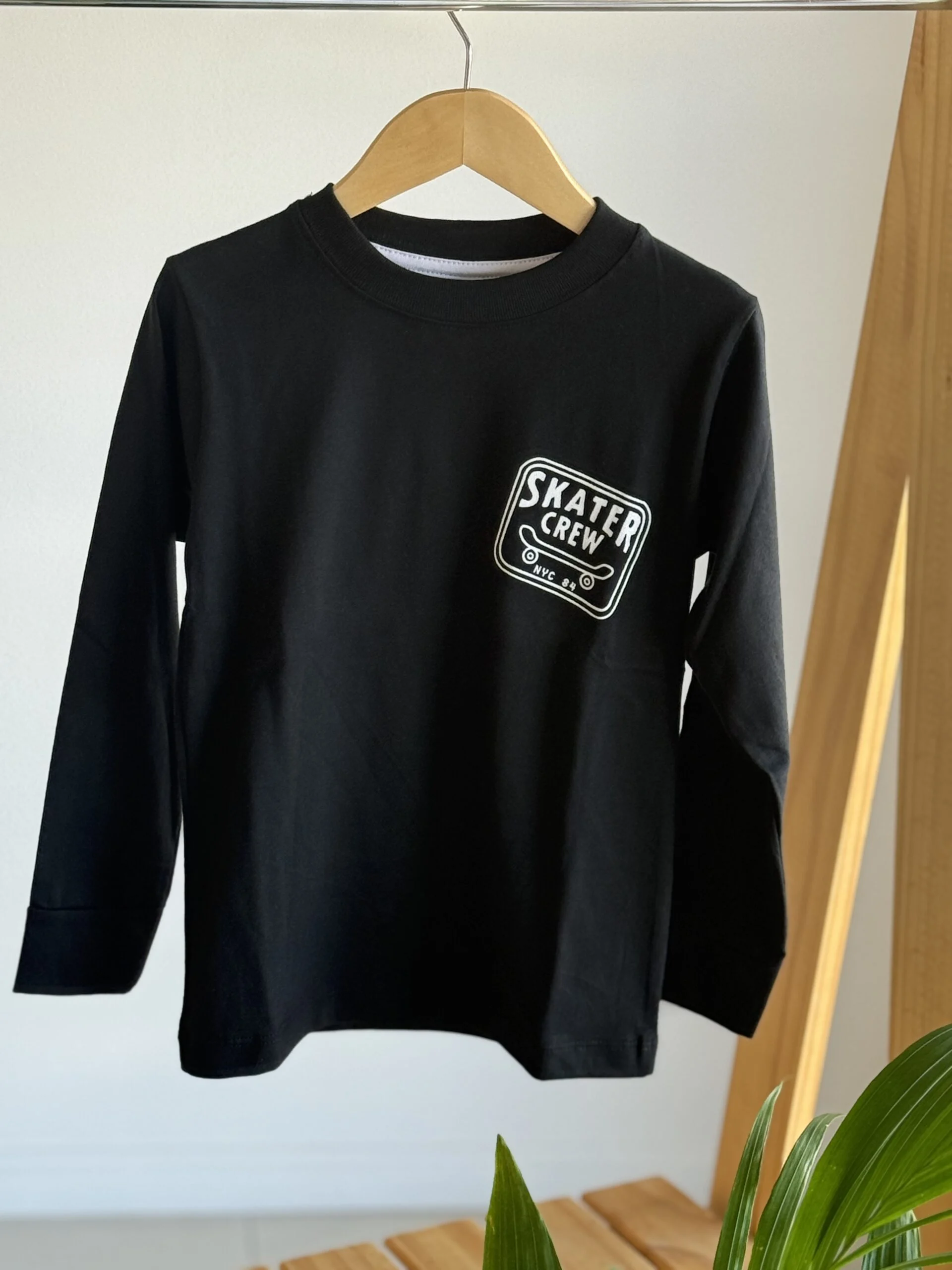 REMERA SKATER CREW NEGRA