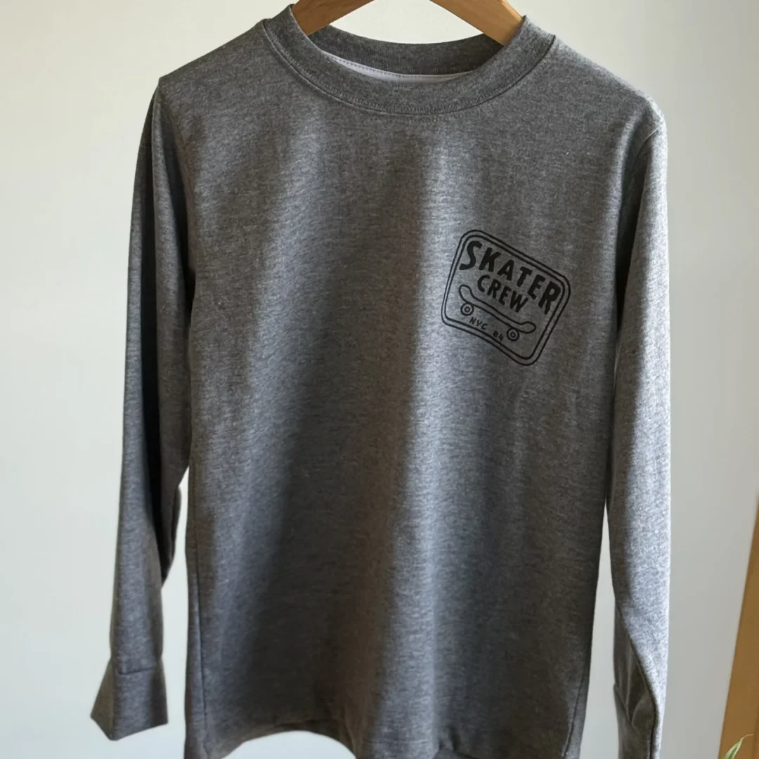 REMERA SKATER CREW GRIS