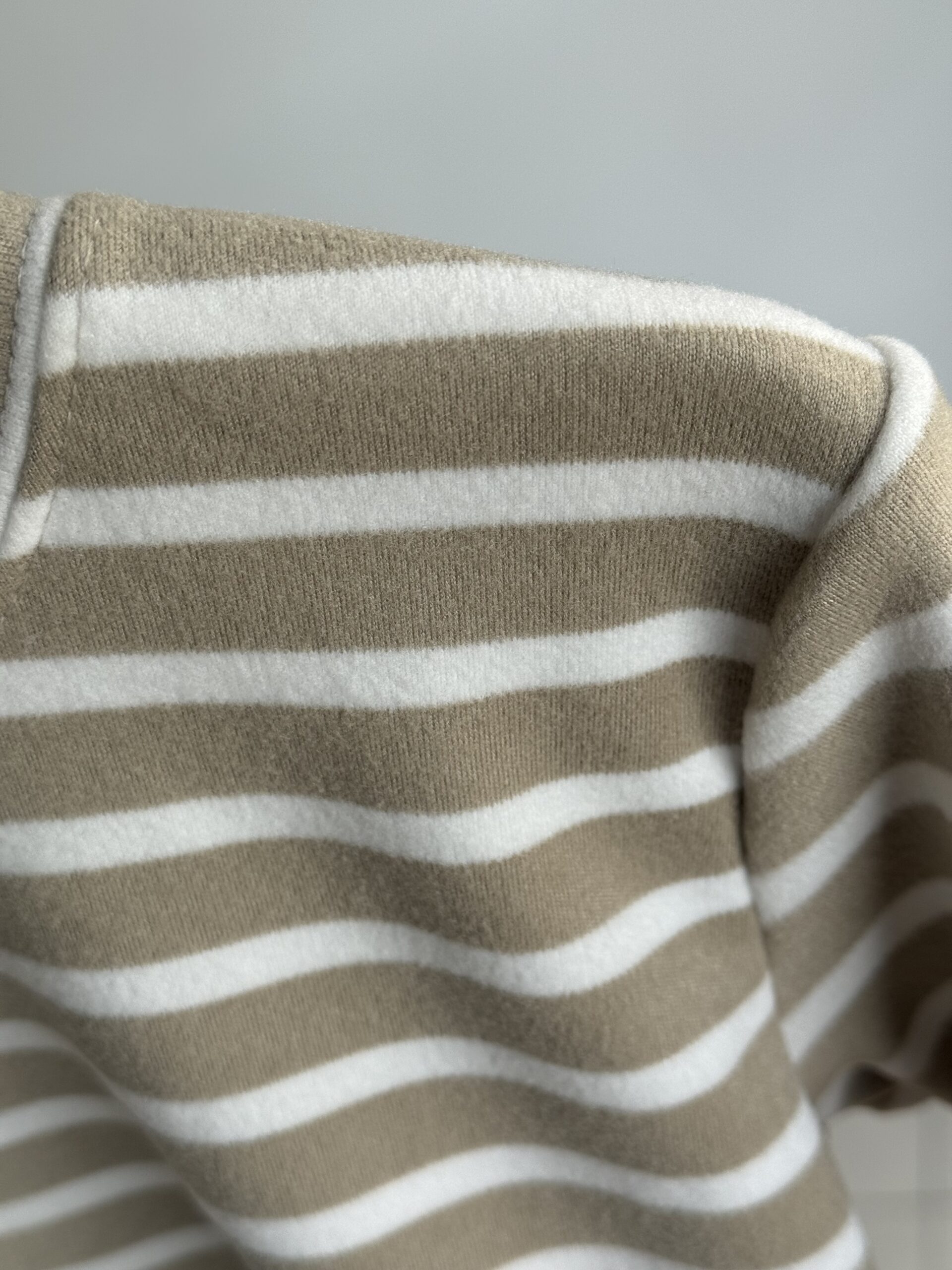 BUZO DARLON RAYAS BEIGE - Imagen 2