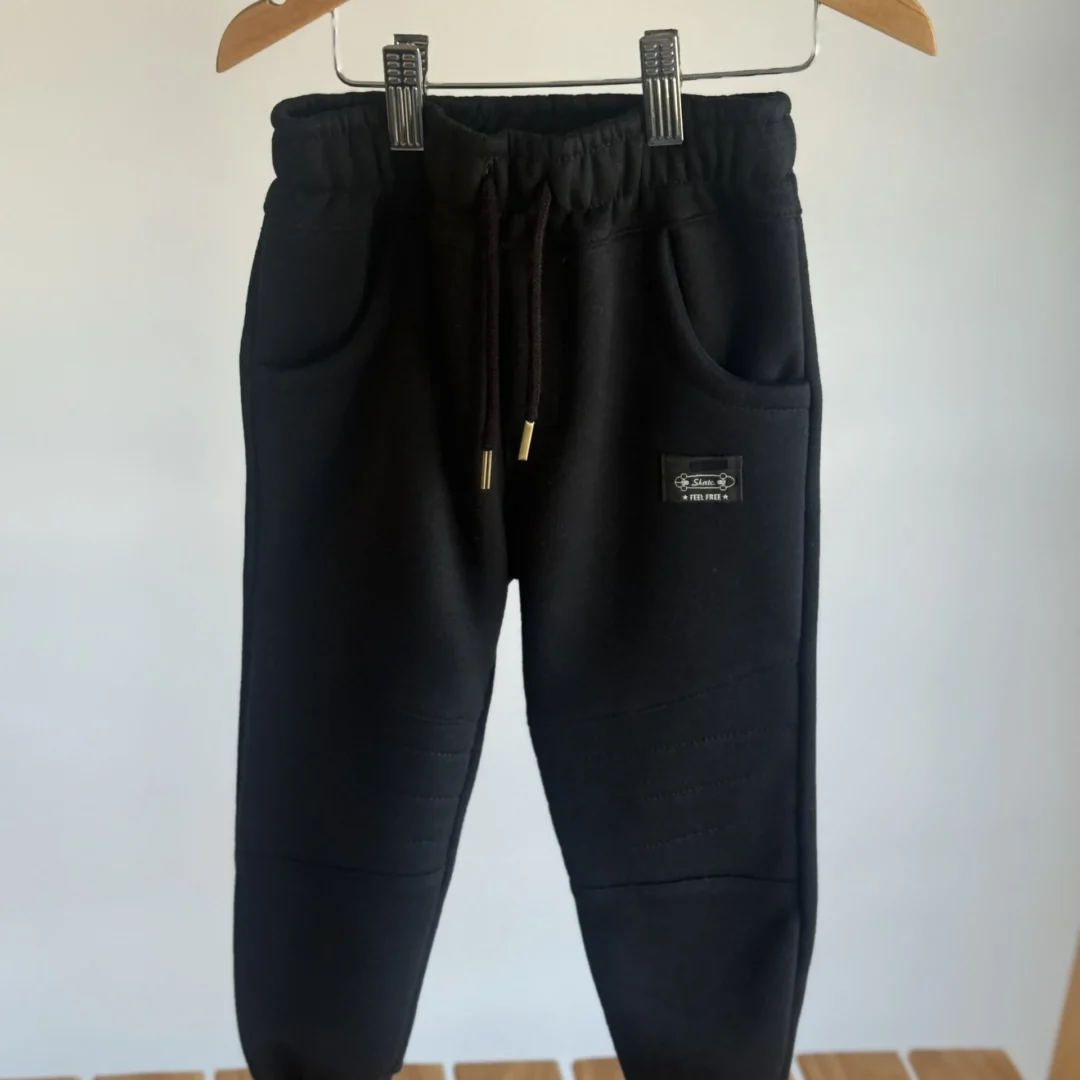 JOGGER RECORTE FRISA NEGRO