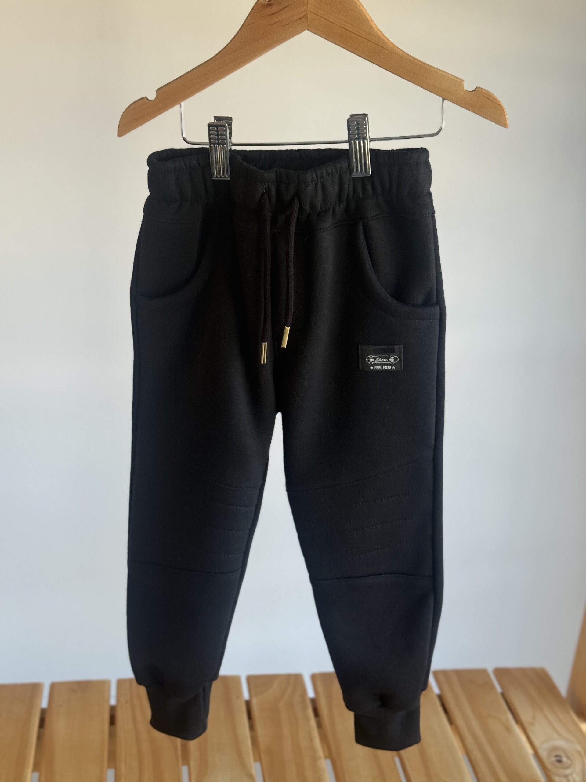JOGGER RECORTE FRISA NEGRO