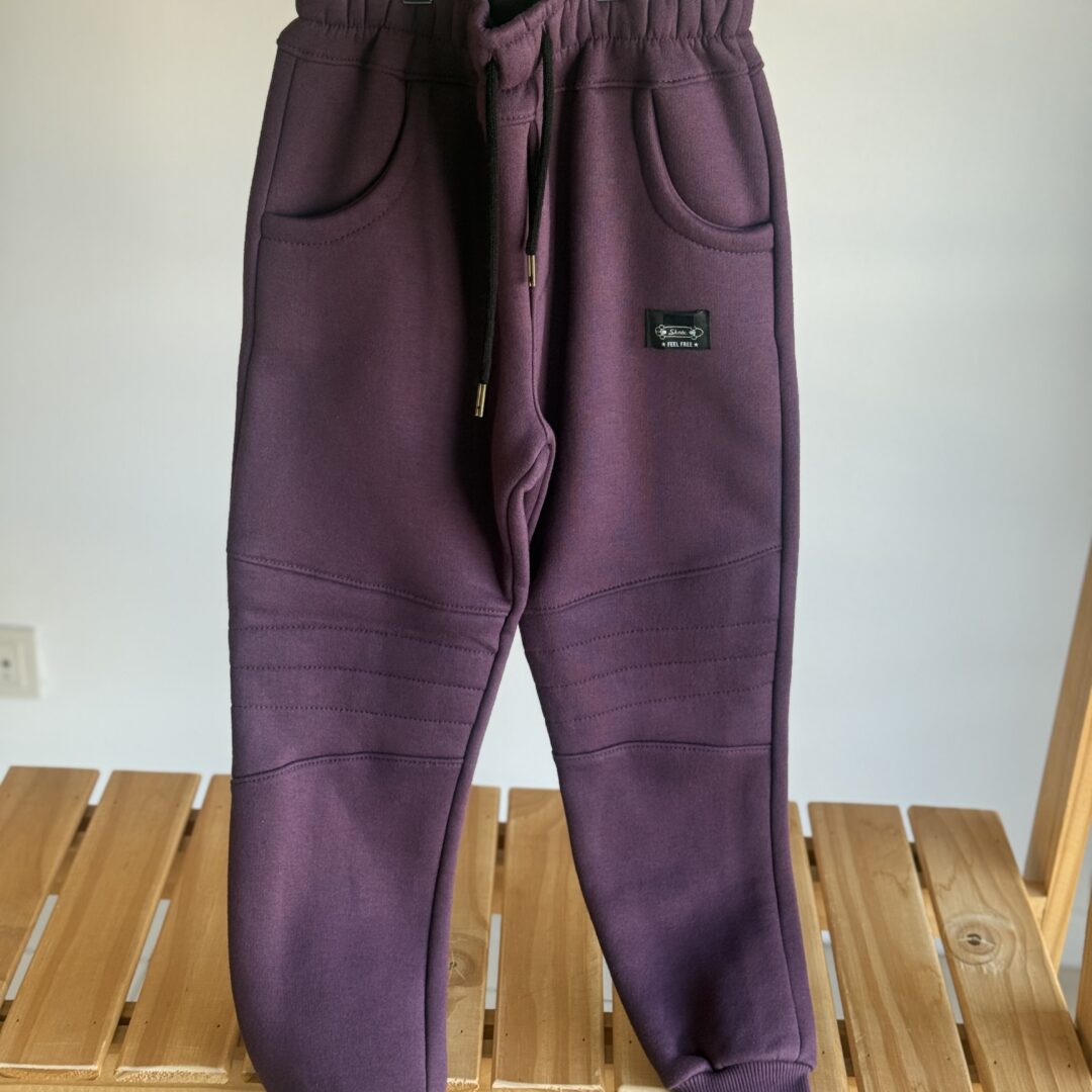 JOGGER RECORTE FRISA UVA