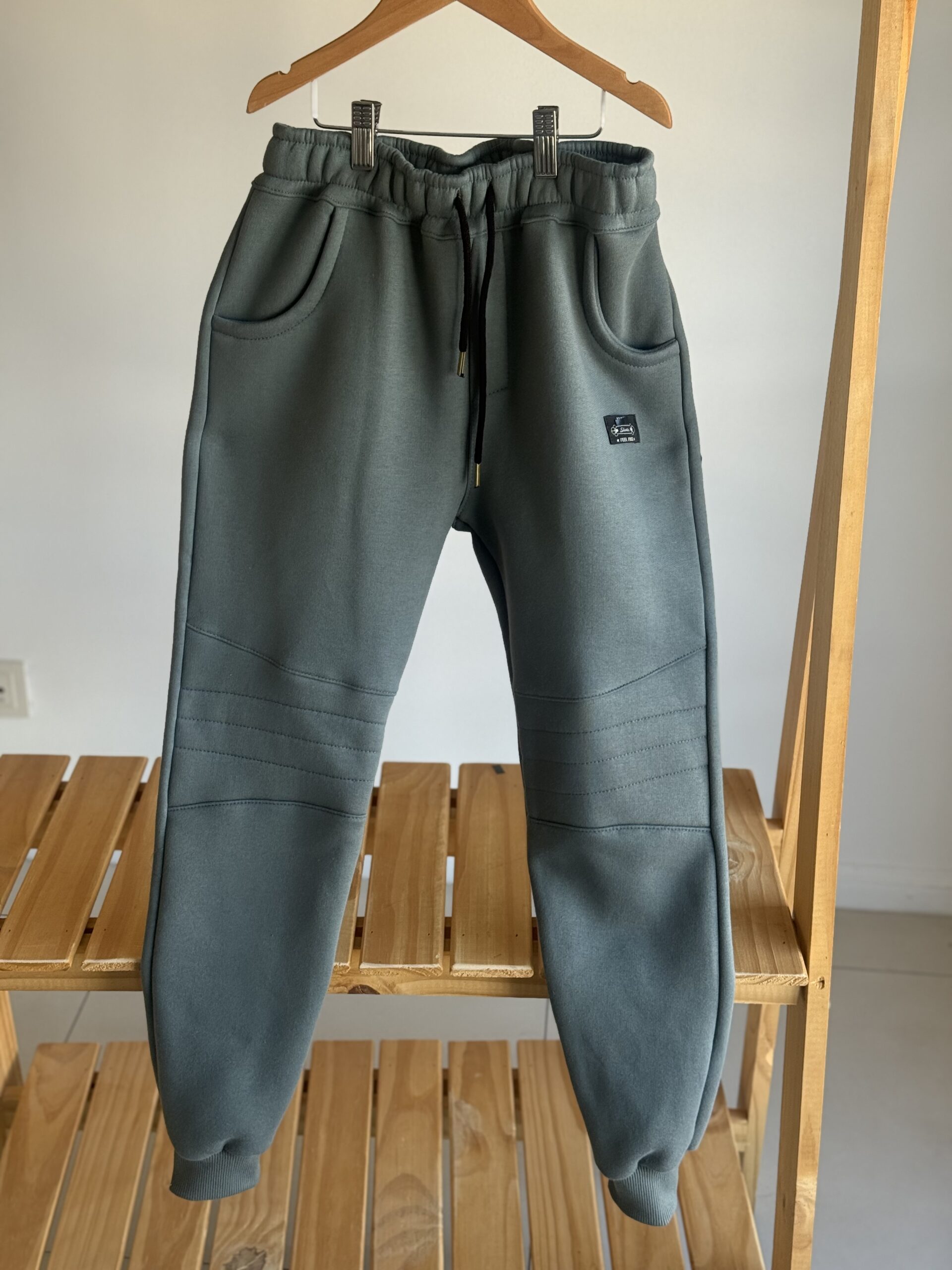 JOGGER RECORTE FRISA GRIS VERDOSO