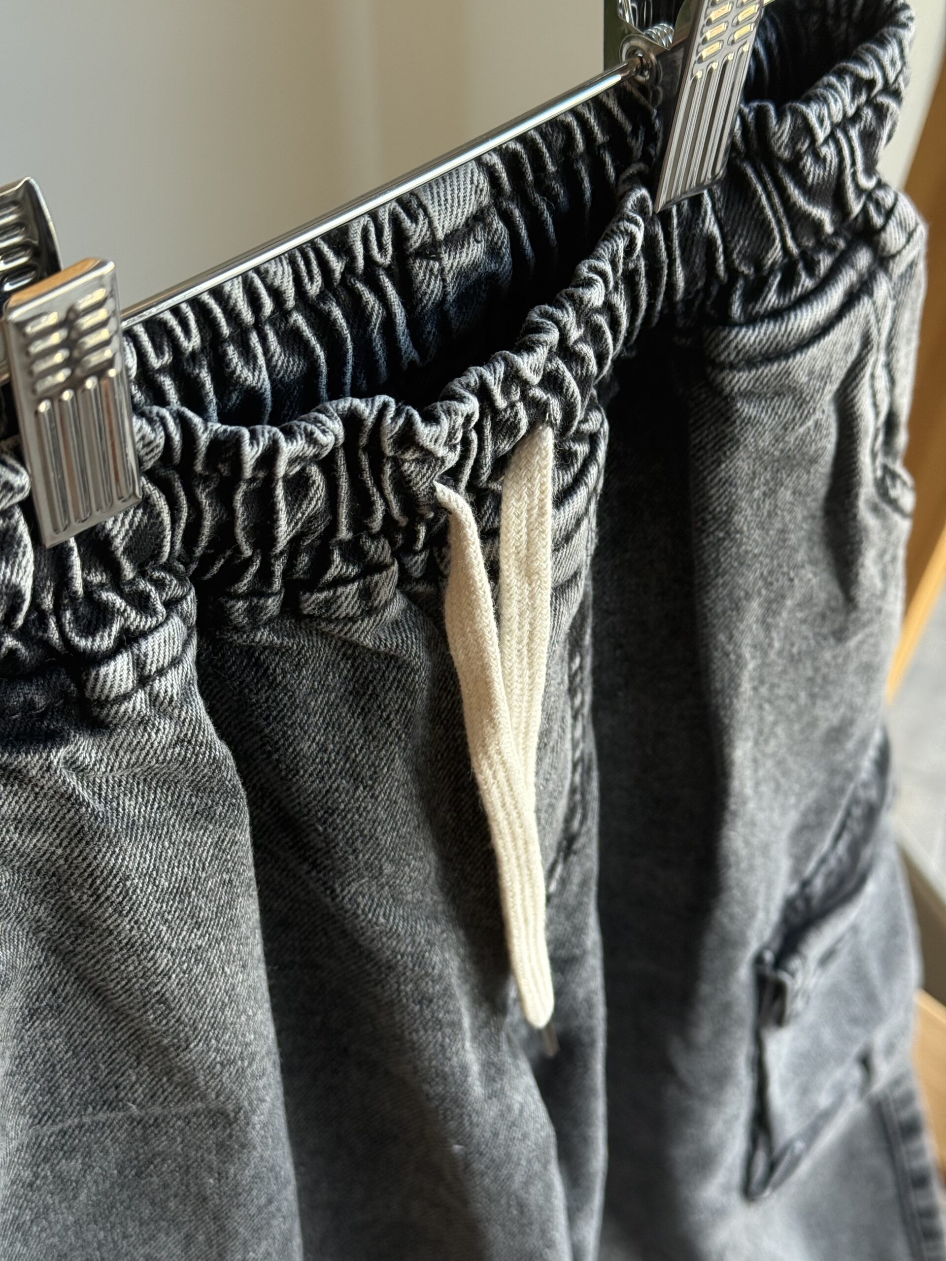 JOGGER NAHUEL CARGO GRIS - Imagen 2