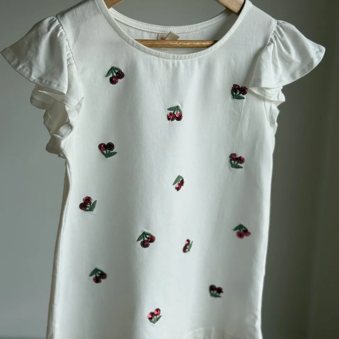REMERA CHERRY BLANCA . LÍNEA IMPORTADA