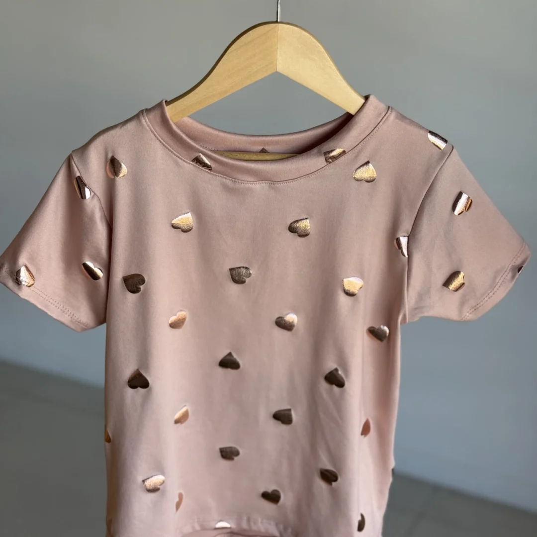 REMERA CORAZONES ROSA