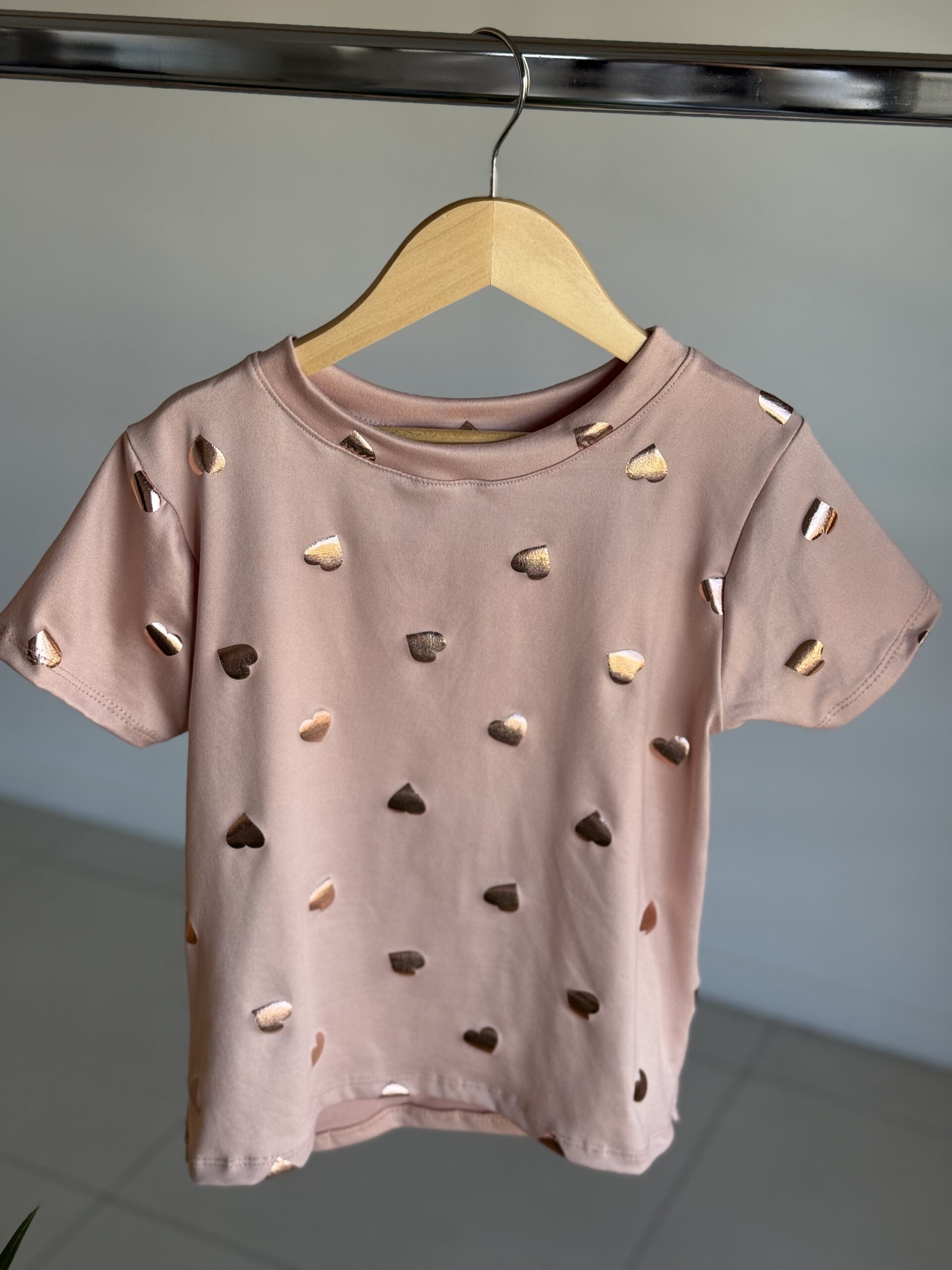 REMERA CORAZONES ROSA