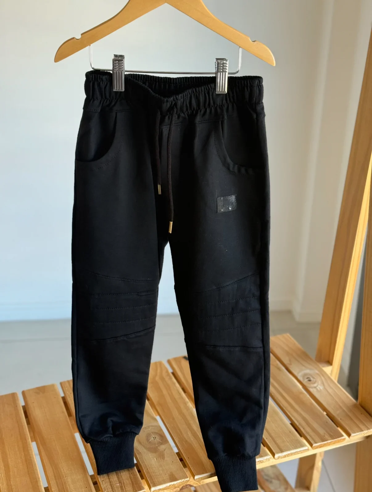JOGGER RUSTICO RECORTE NEGRO