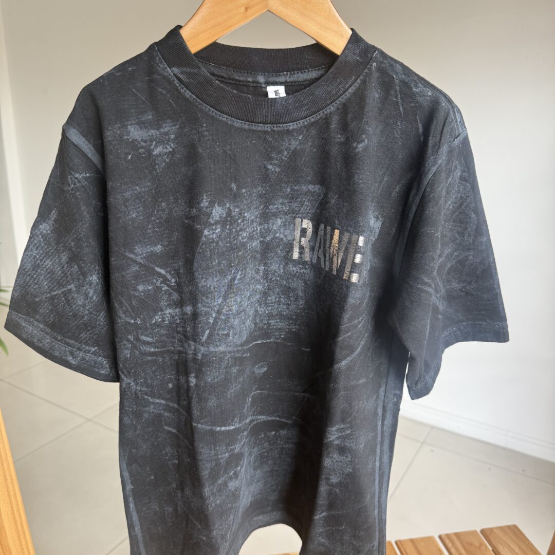 REMERA RAWE  DOBLE ESTAMPA PLATEADA