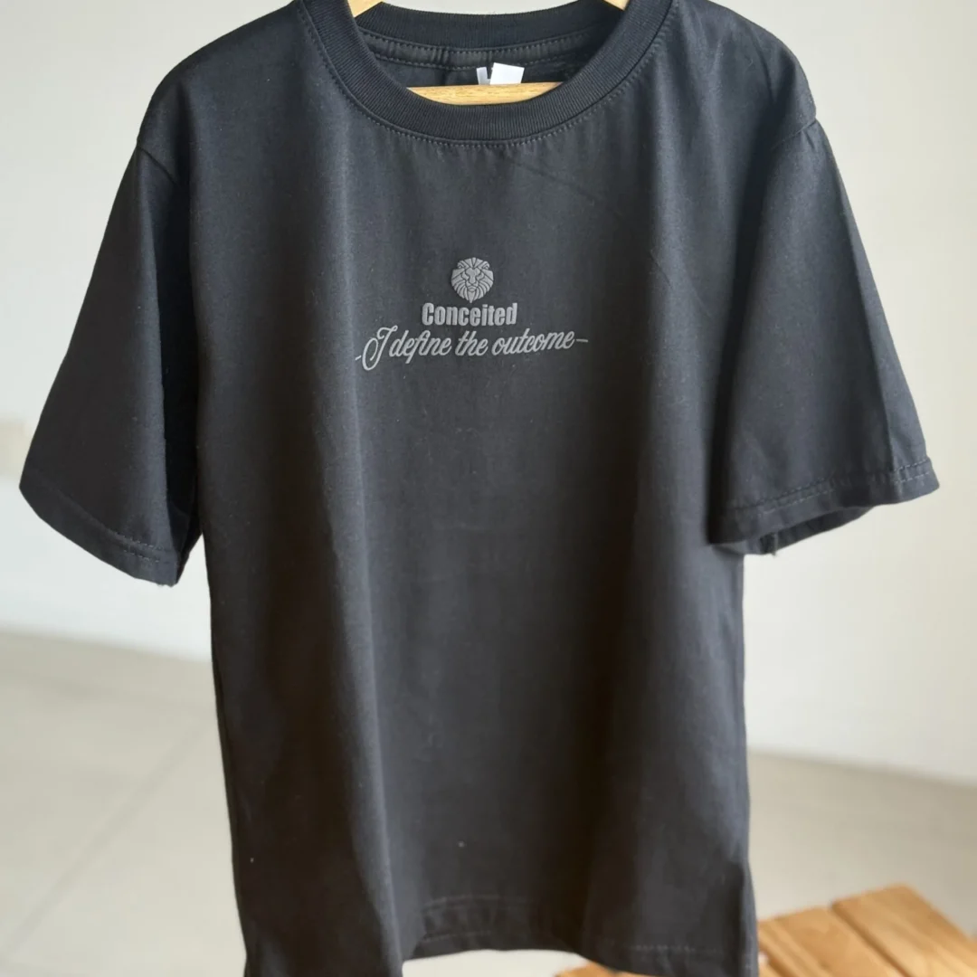 REMERA CONCEITED NEGRA ESTAMPA RELIEVE