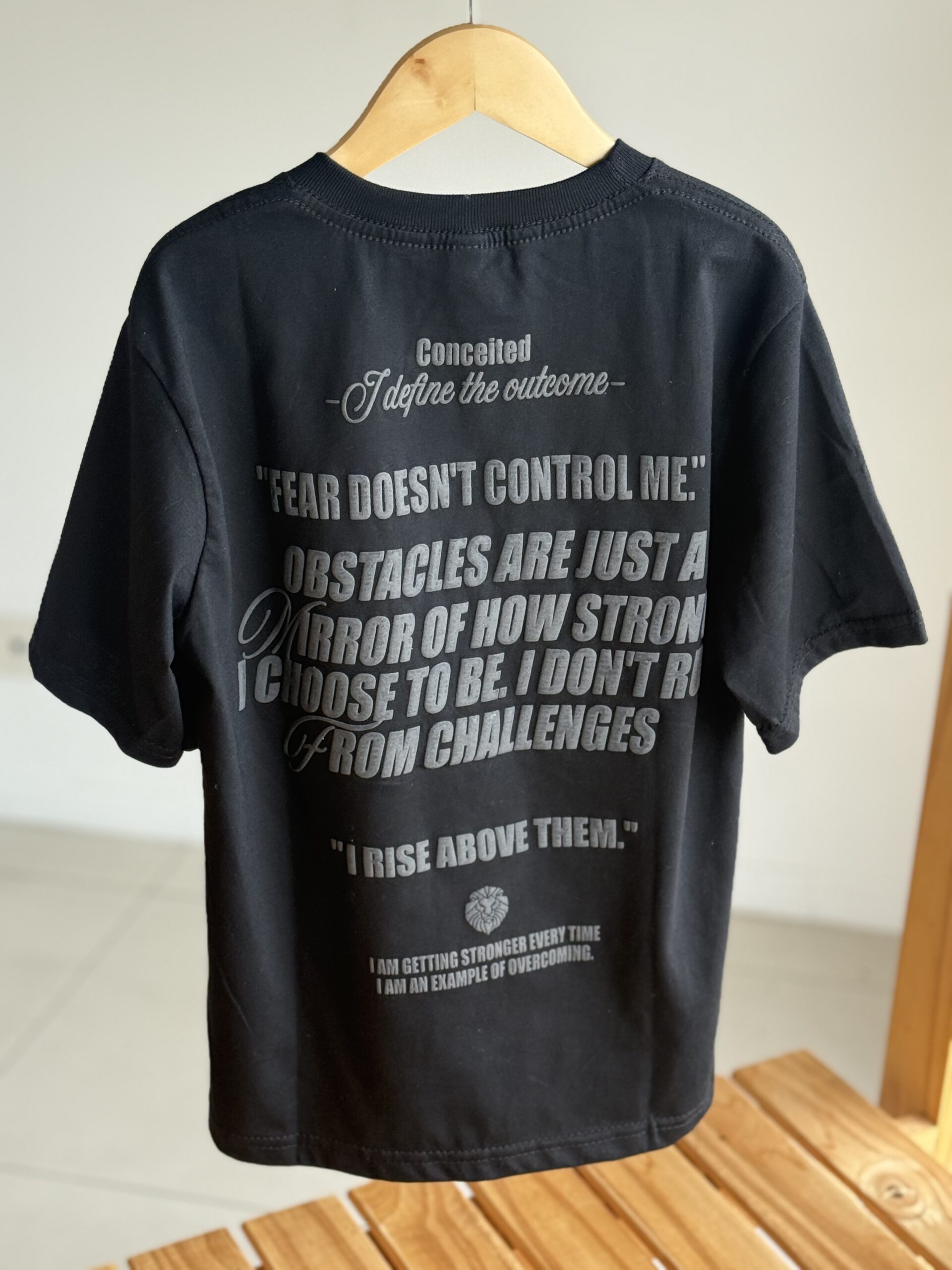 REMERA CONCEITED NEGRA ESTAMPA RELIEVE - Imagen 2
