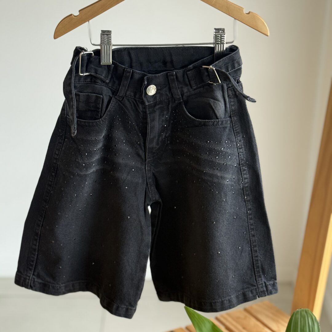 BERMUDA DE JEAN NEGRA STRASS ( cintura regulable )