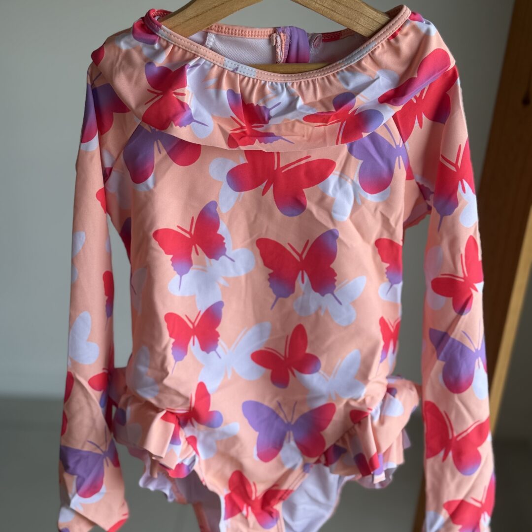 MALLA ENTERIZA PSUV +50 MARIPOSA CORAL