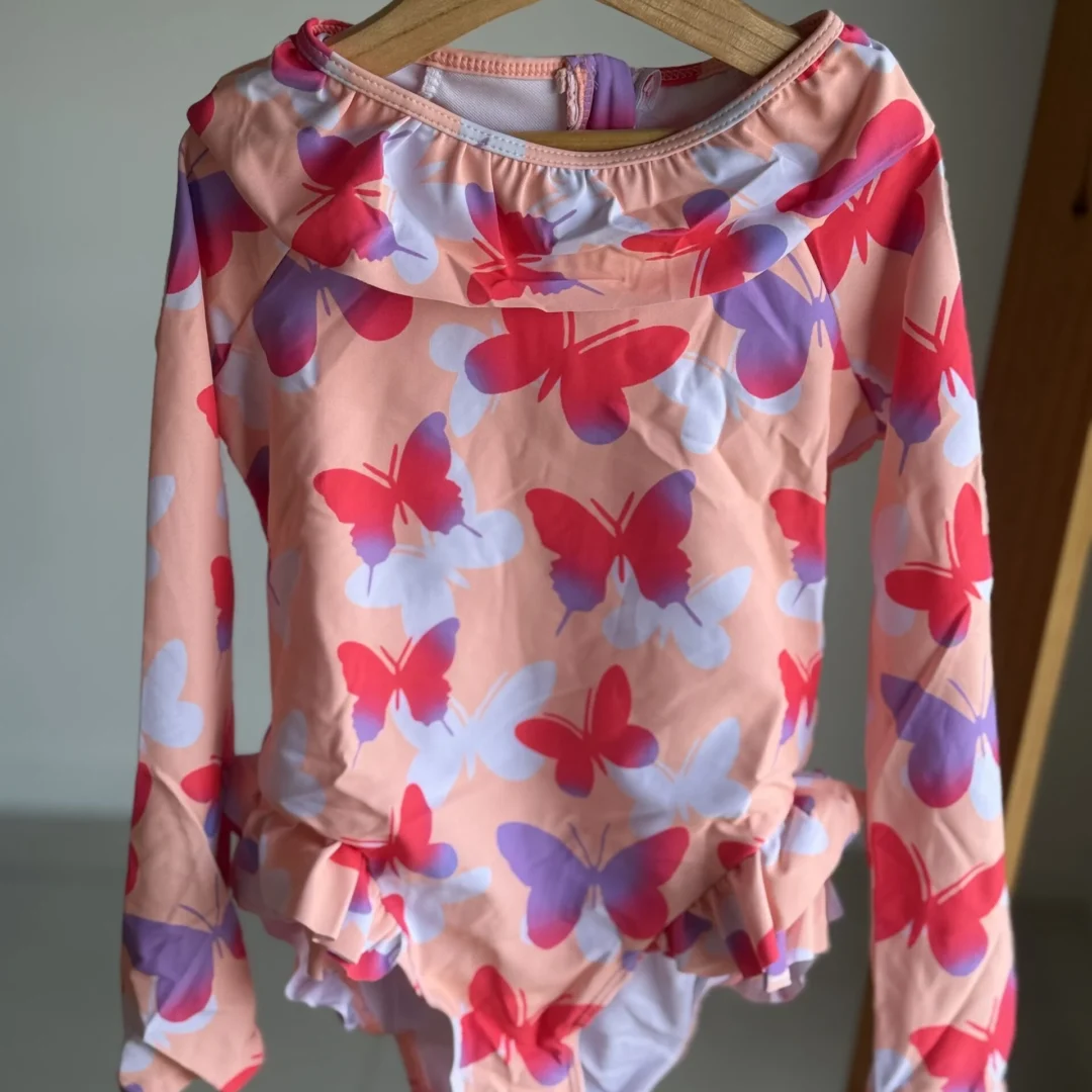 MALLA ENTERIZA PSUV +50 MARIPOSA CORAL