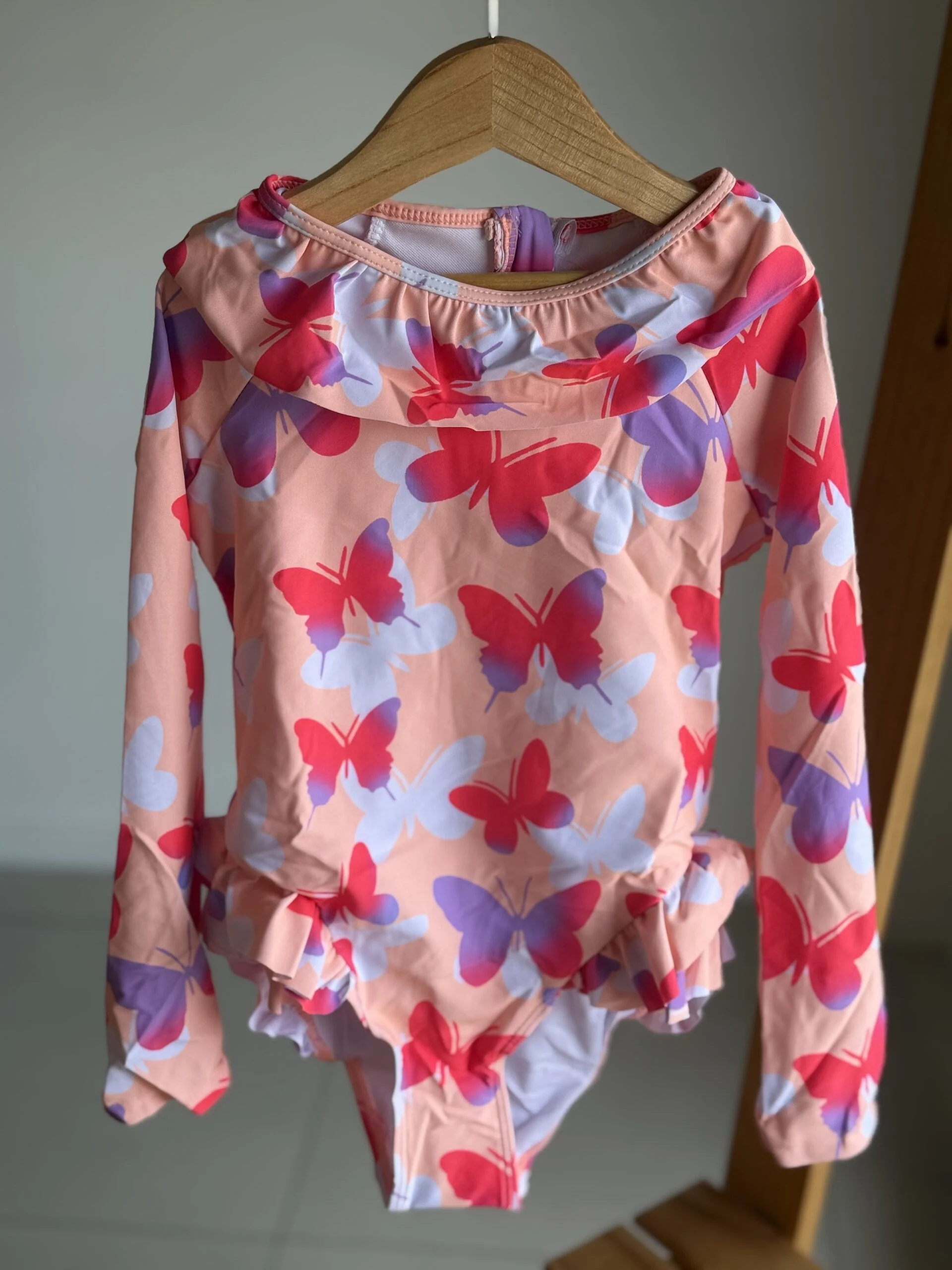 MALLA ENTERIZA PSUV +50 MARIPOSA CORAL