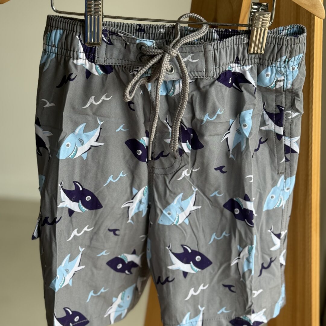 SHORT DE BAÑO TIBURONES GRIS ( c / suspensor)