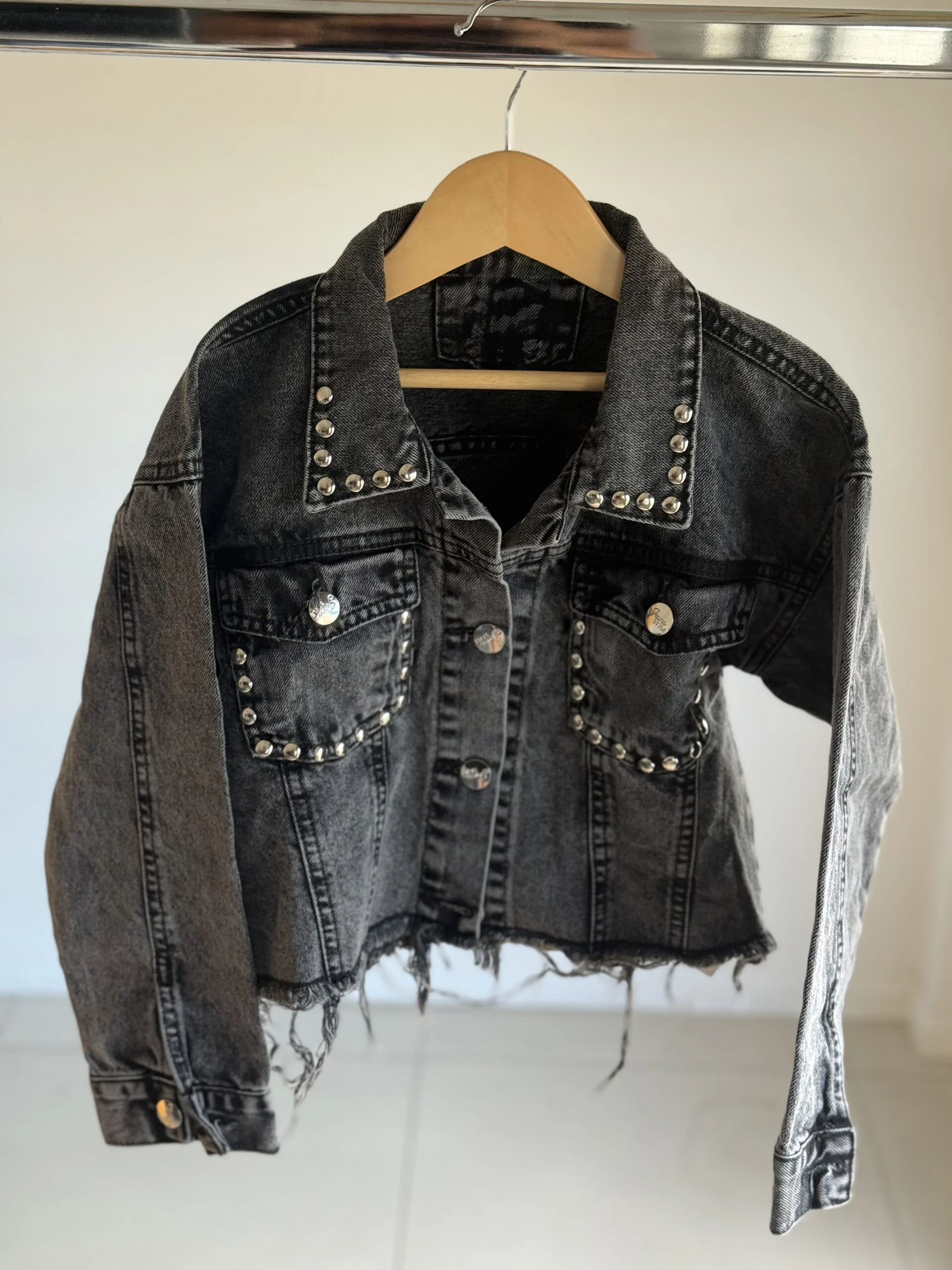 CAMPERA DE JEAN NEGRA TACHAS