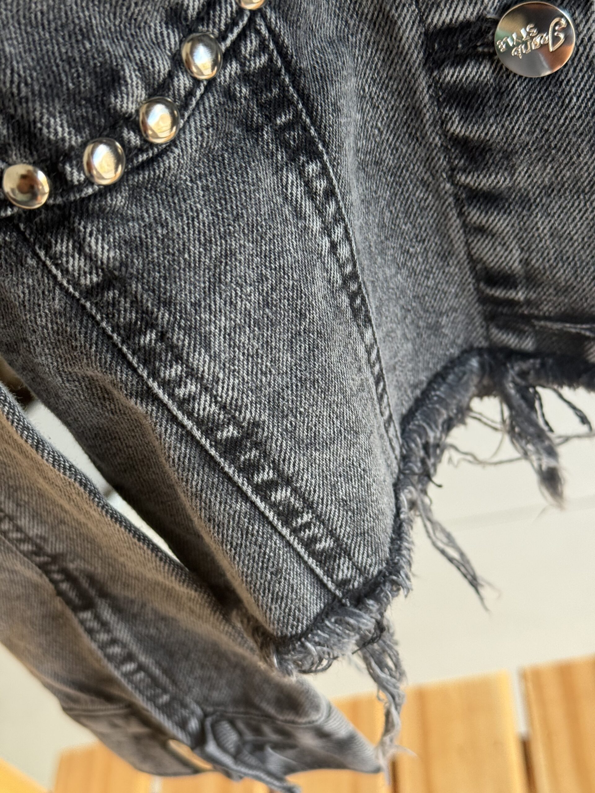 CAMPERA DE JEAN NEGRA TACHAS - Imagen 2