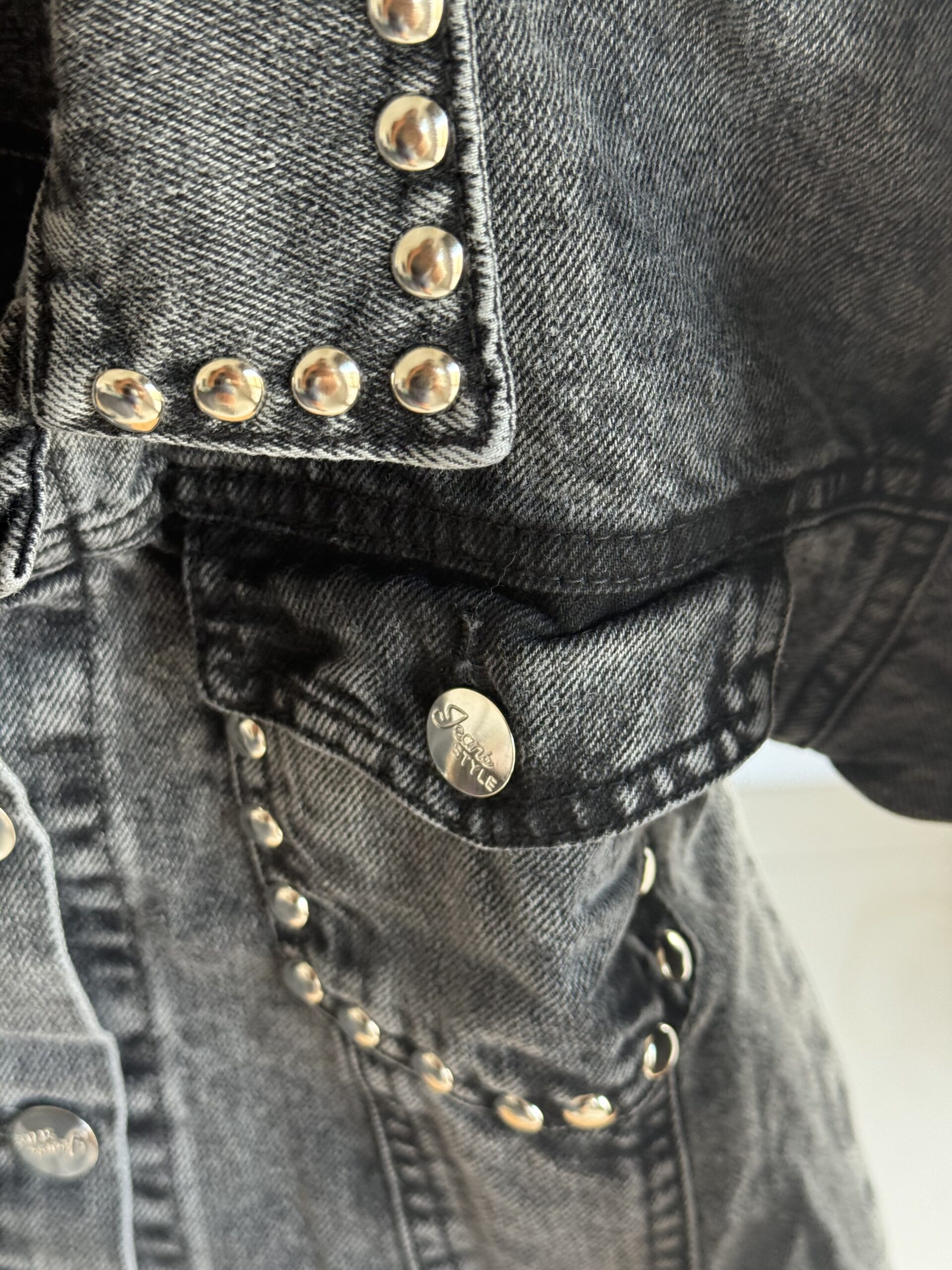 CAMPERA DE JEAN NEGRA TACHAS - Imagen 3