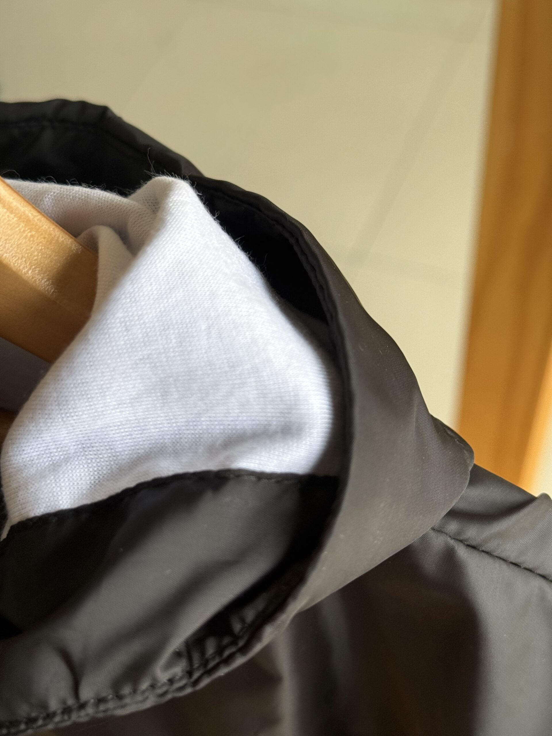 CAMPERA TOM ROMPEVIENTO NEGRA - Imagen 2
