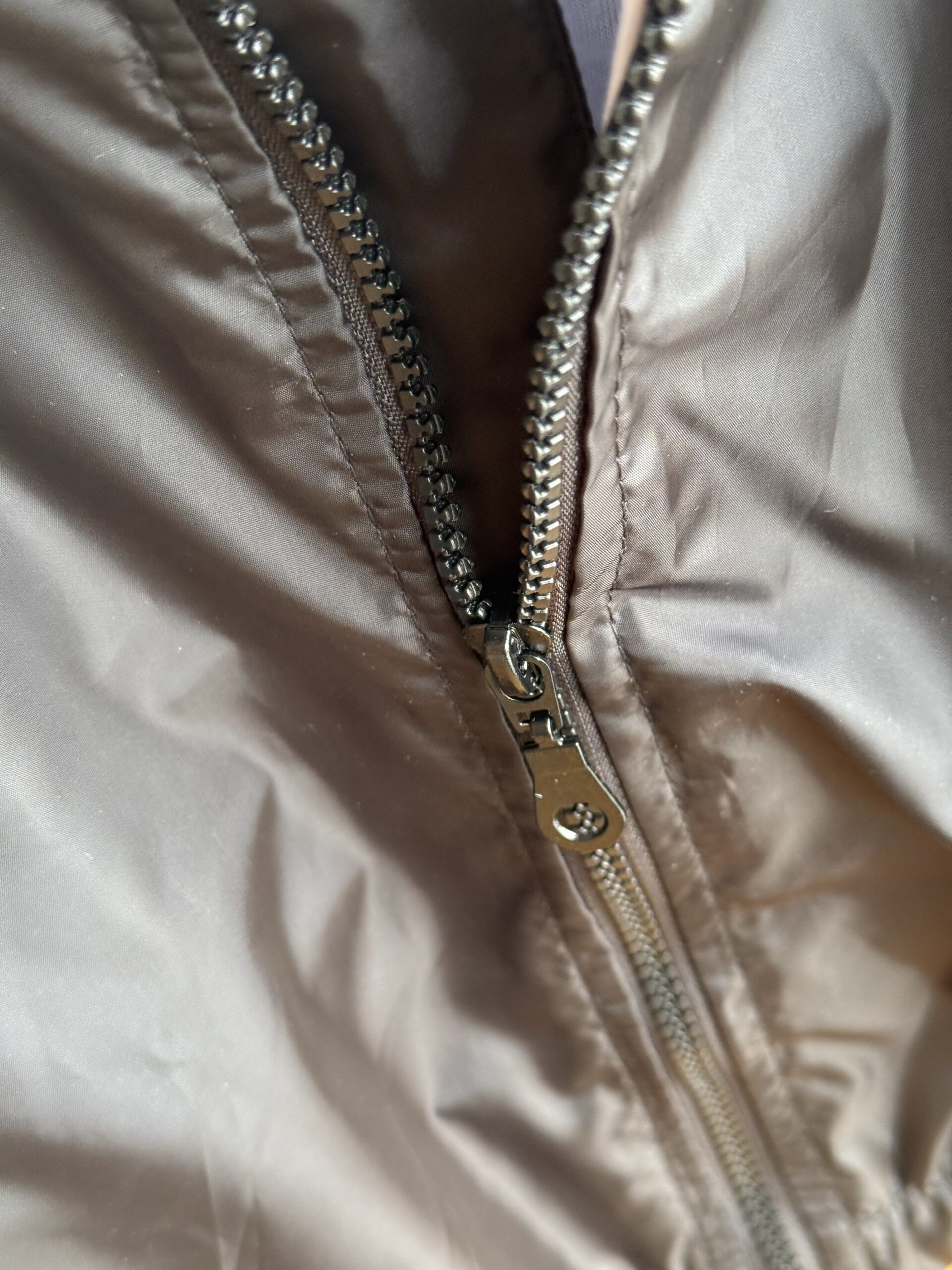 CAMPERA TOM ROMPEVIENTO NEGRA - Imagen 4