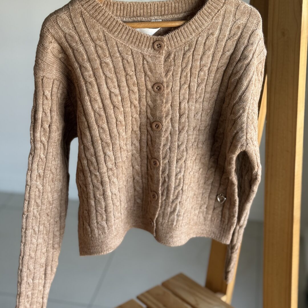 CARDIGAN BREMER LISO CAMEL . LINEA IMPORTADA