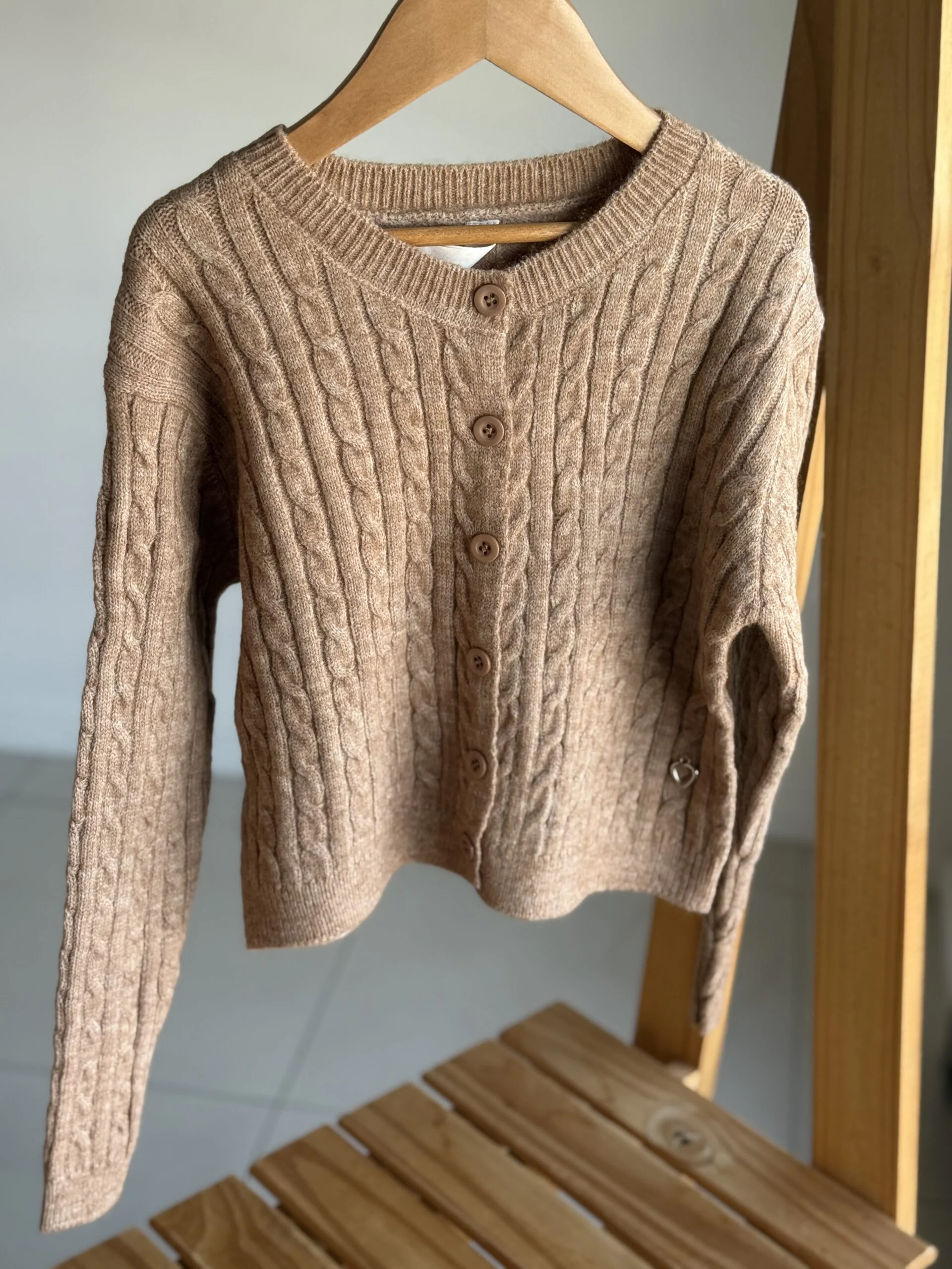 CARDIGAN BREMER LISO CAMEL . LINEA IMPORTADA