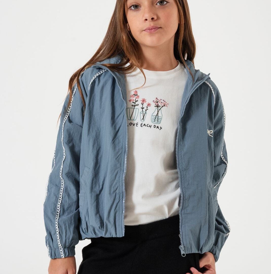 CAMPERA ROMPEVIENTO AZUL FORRADA. LINEA IMPORTADA