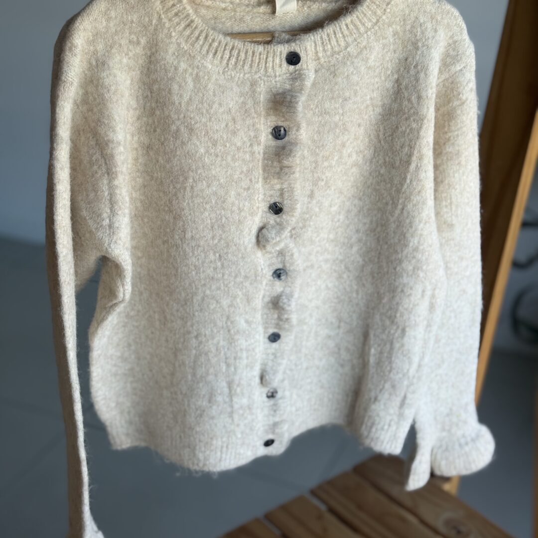 CARDIGAN VOLADO BEIGE . LINEA IMPORTADA
