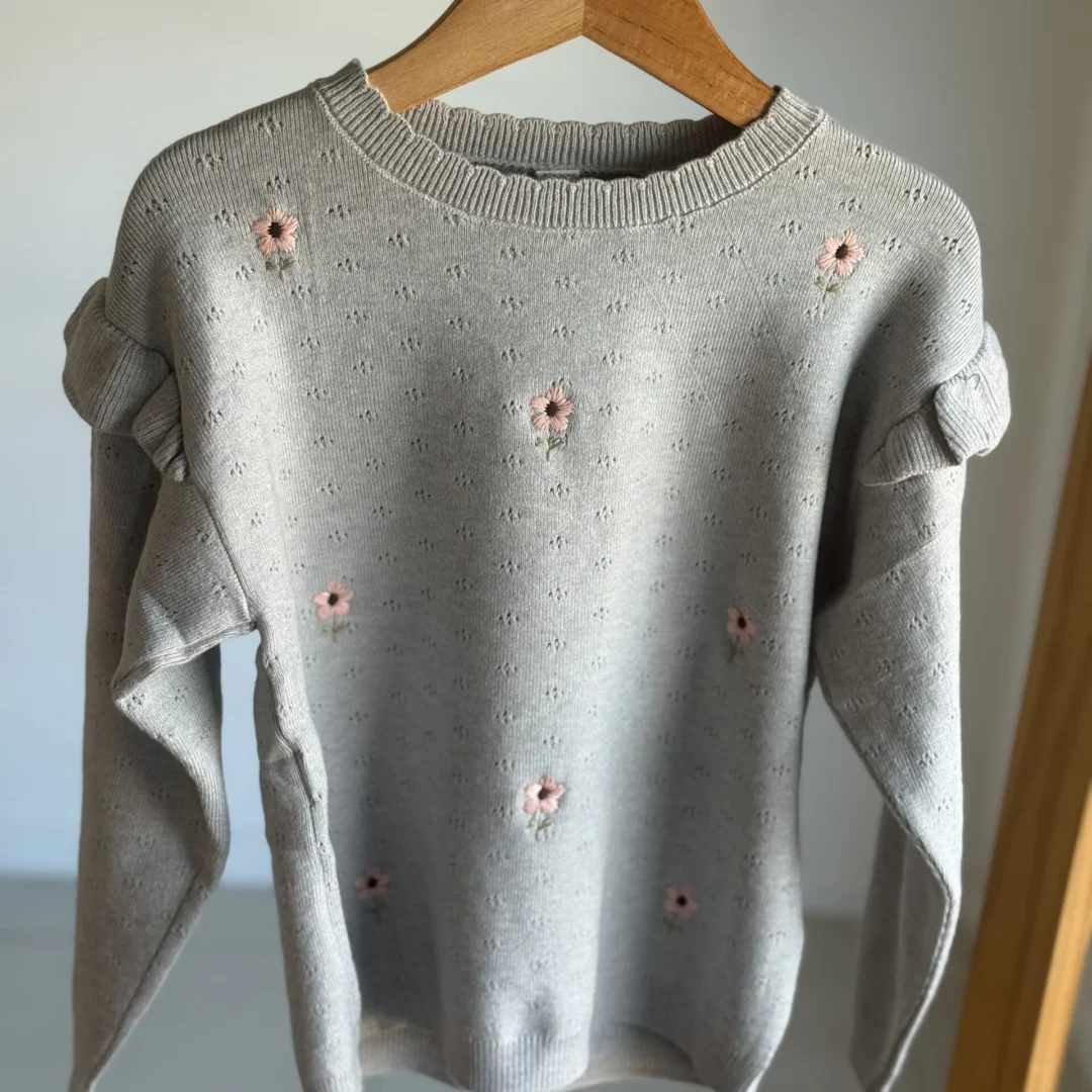 SWEATER FLOR GRIS. LÍNEA IMPORTADA