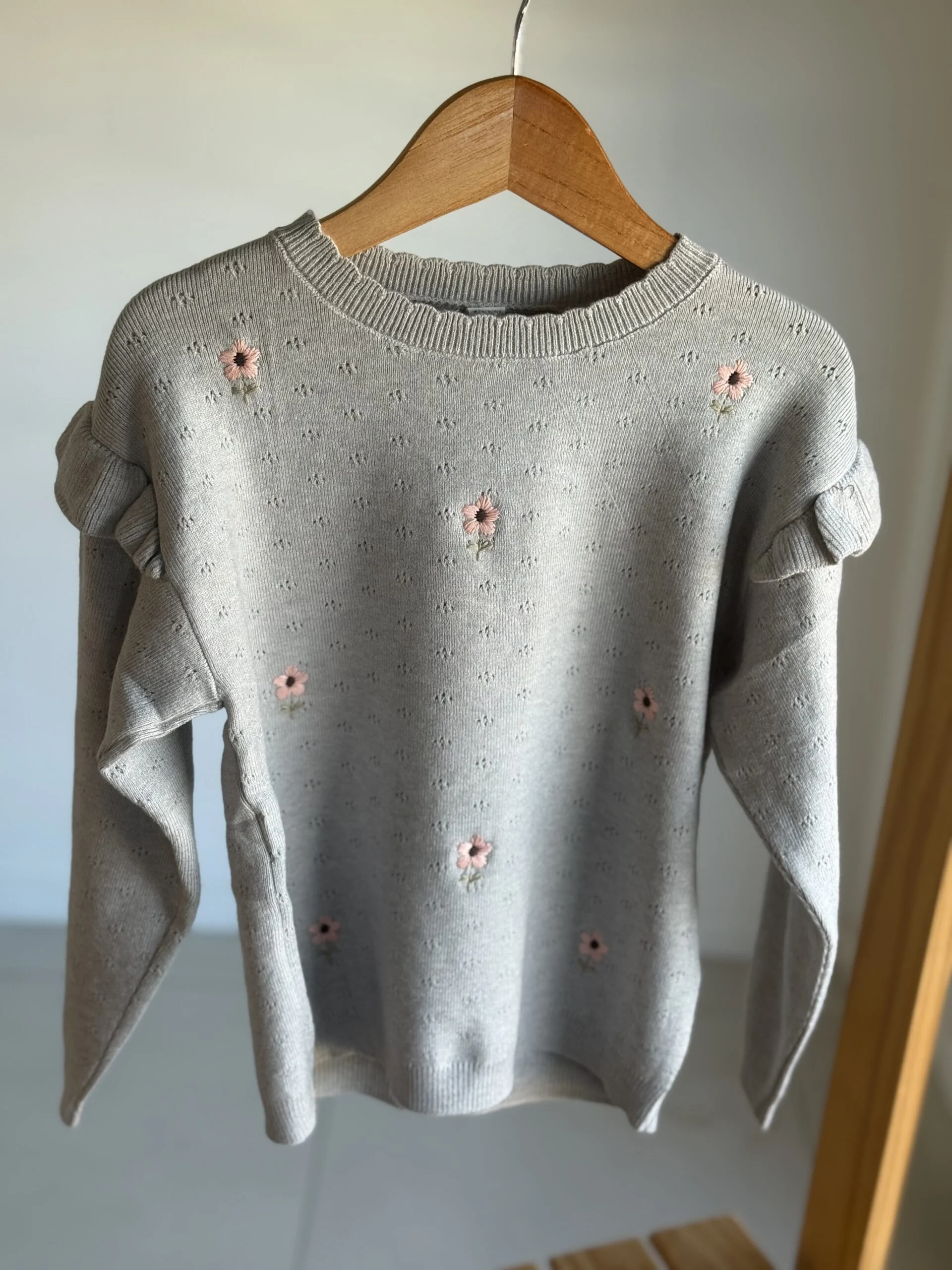SWEATER FLOR GRIS. LÍNEA IMPORTADA
