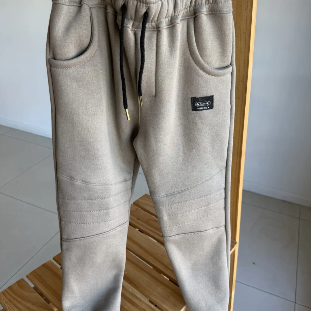 JOGGER FRISA RECORTE CEMENTO