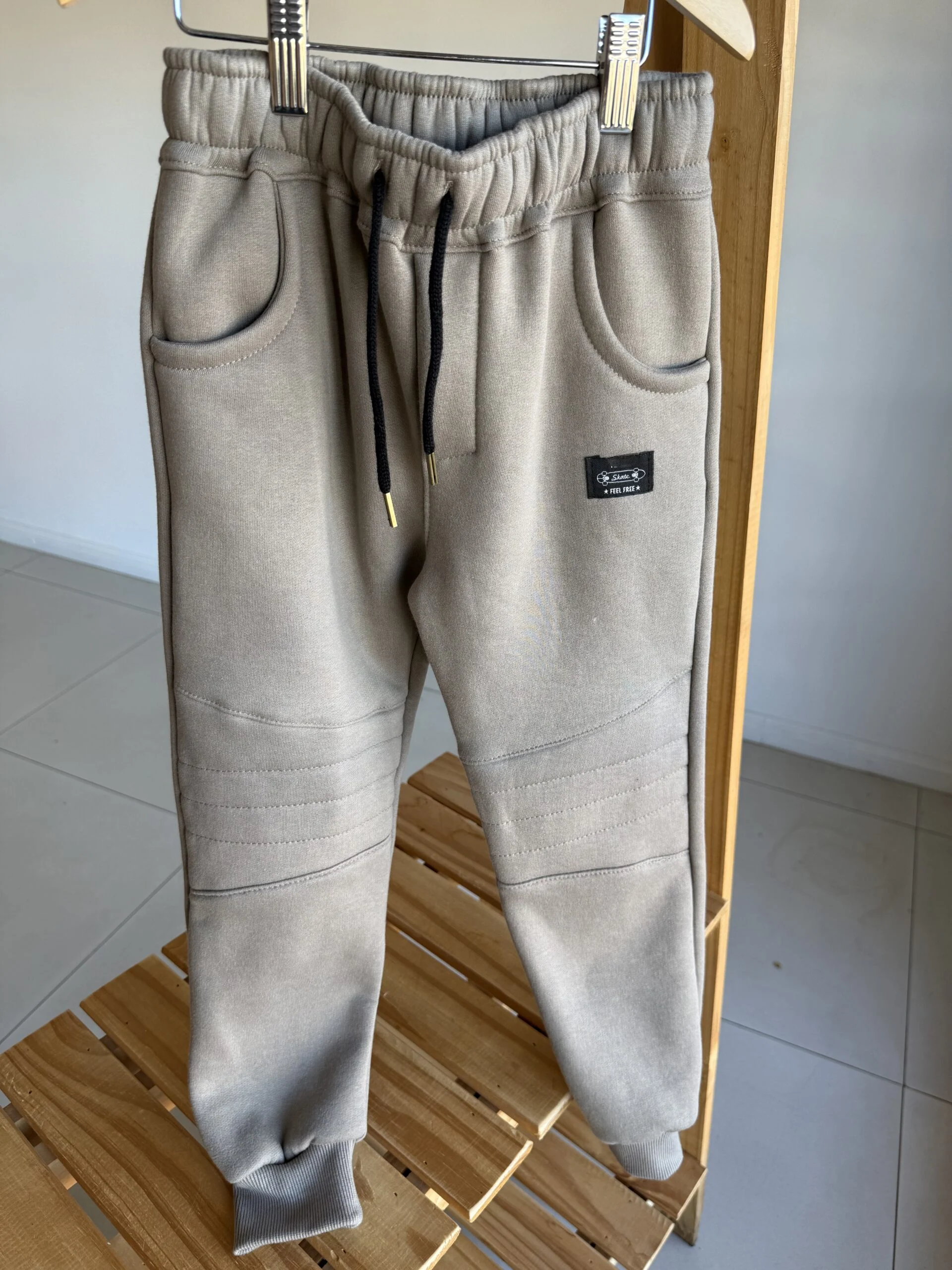 JOGGER FRISA RECORTE CEMENTO