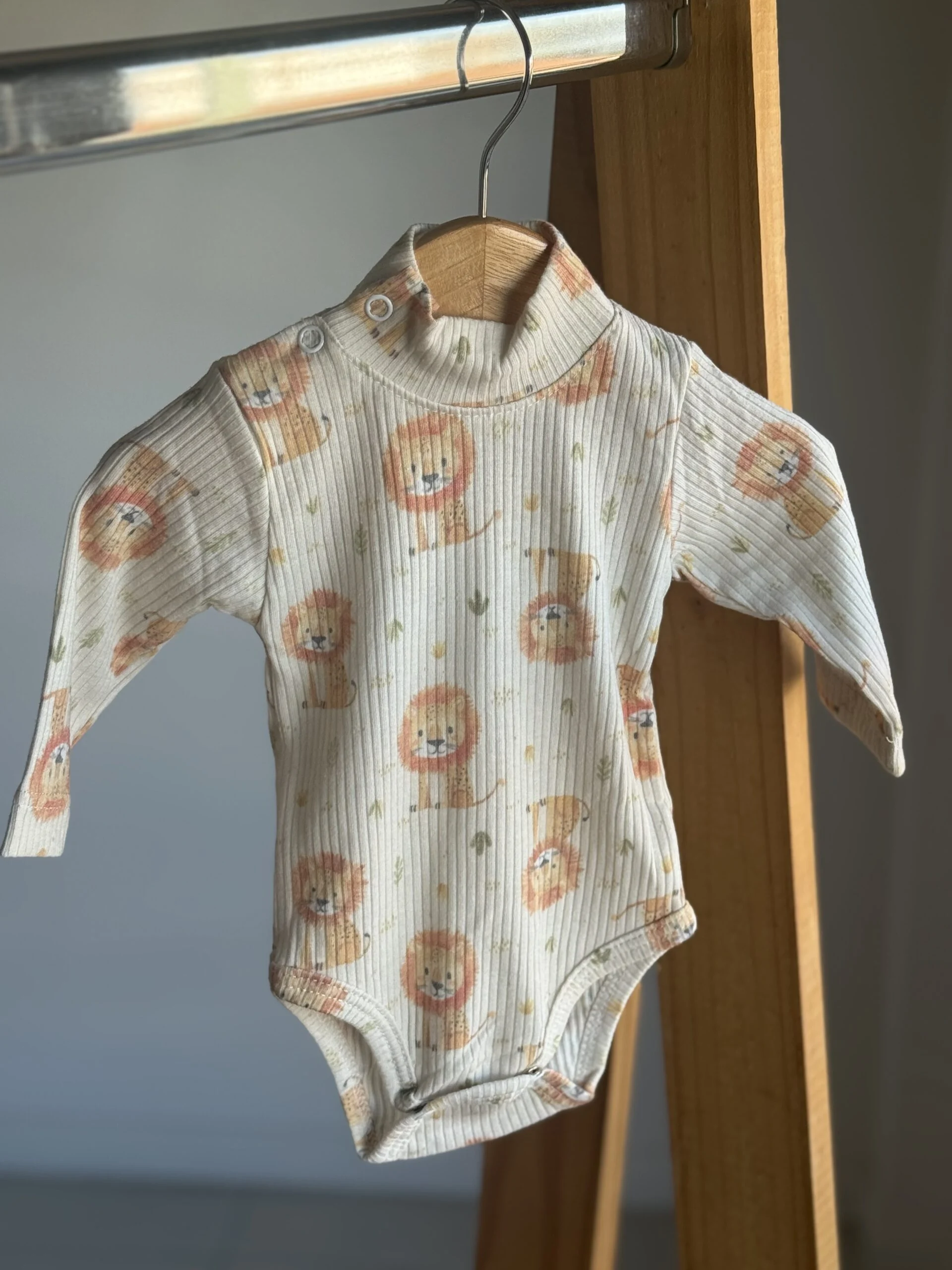 BODY  MEDIA POLERA LEON BEIGE