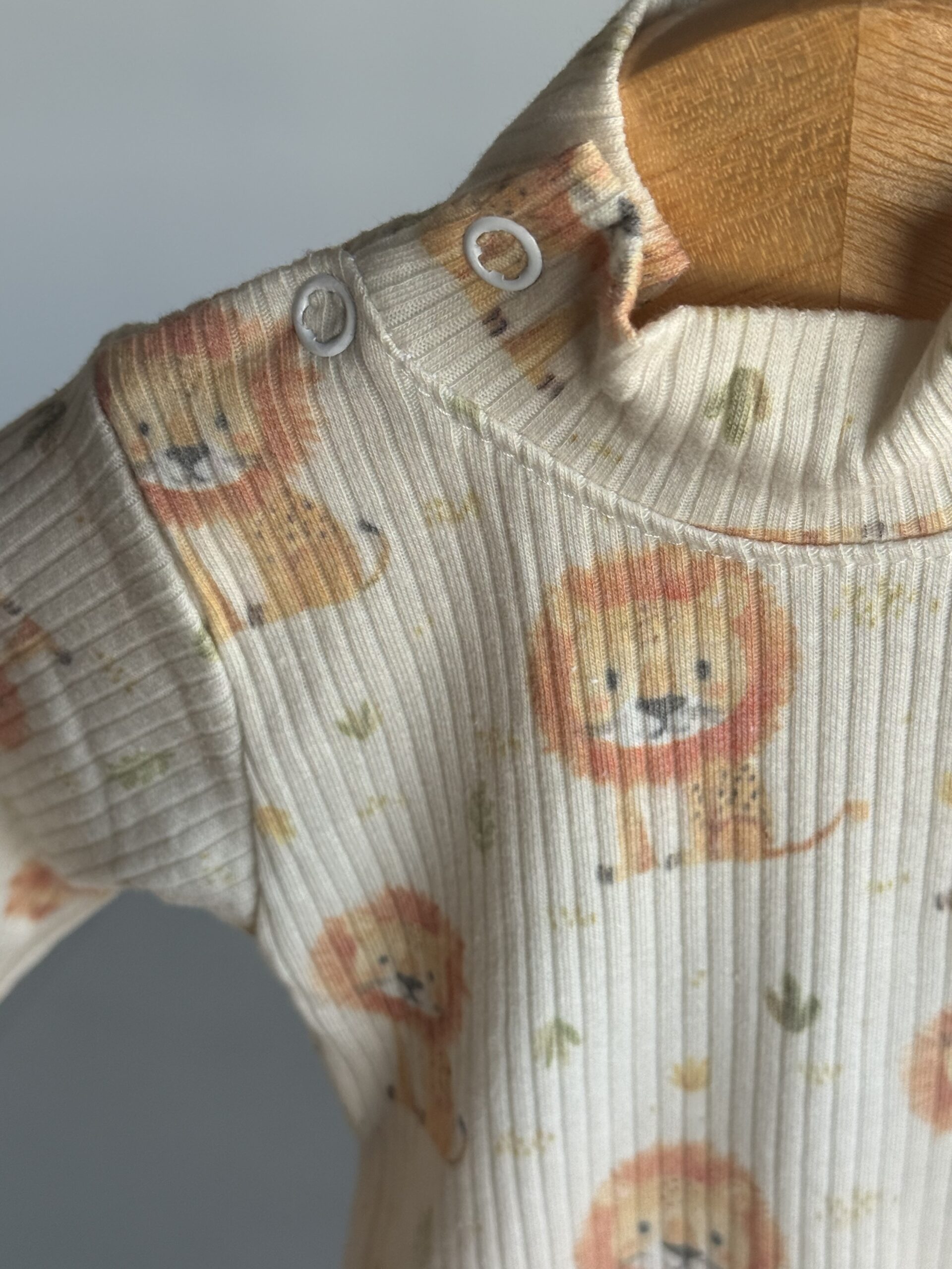 BODY MEDIA POLERA LEON BEIGE - Imagen 2