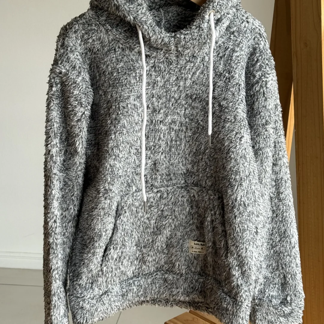 BUZO PELUCHE GRIS Y NEGRO