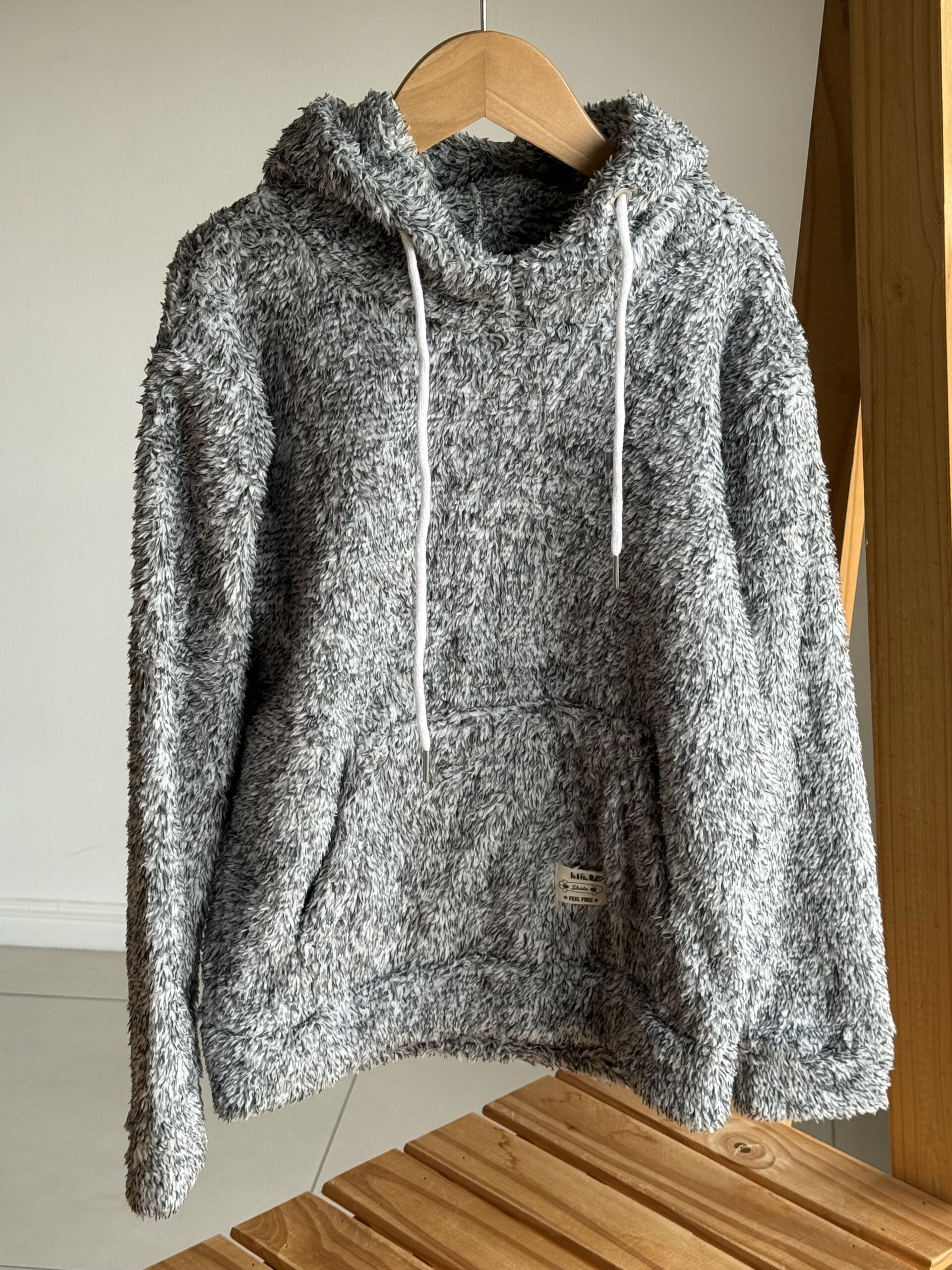 BUZO PELUCHE GRIS Y NEGRO