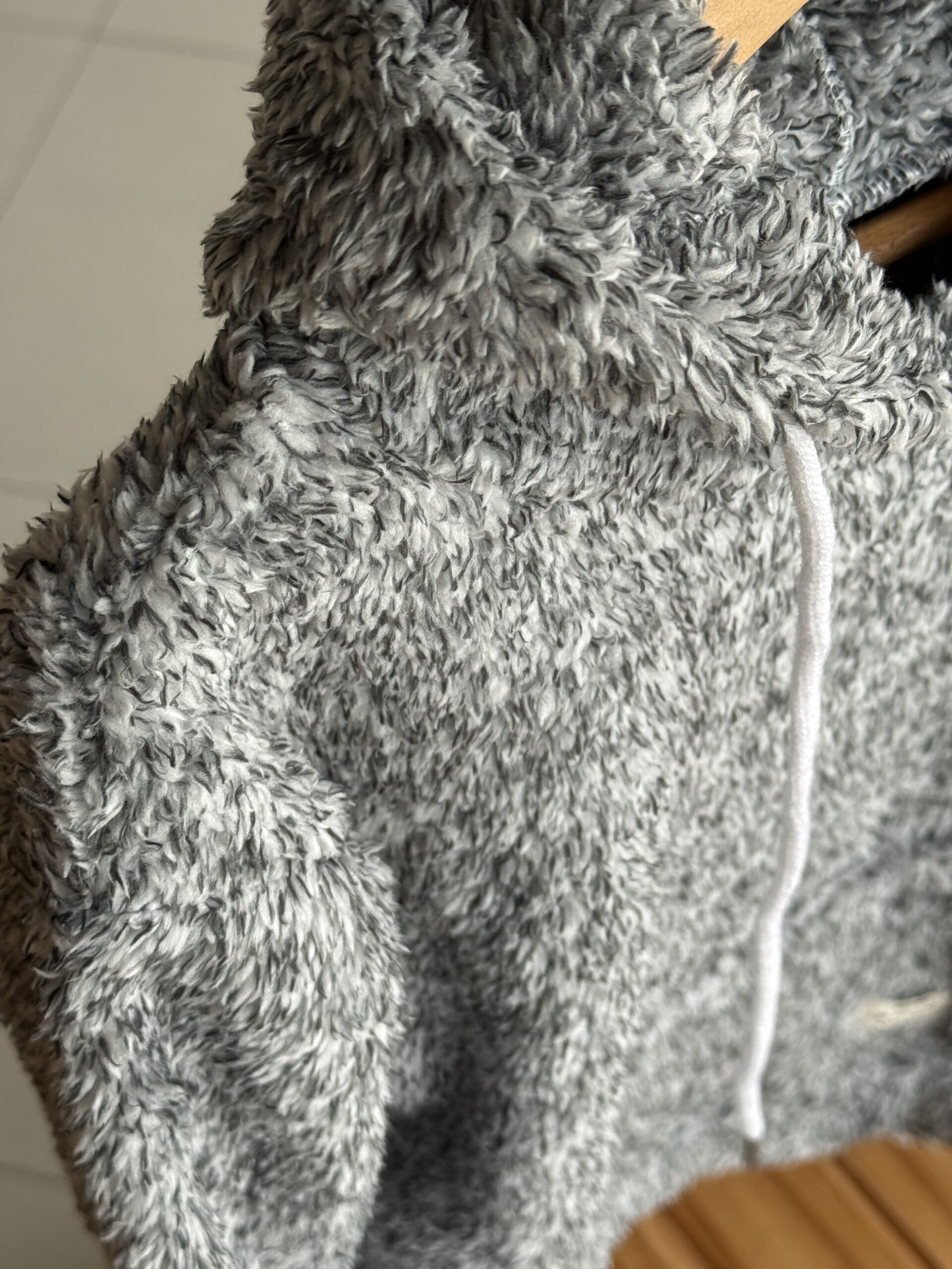BUZO PELUCHE GRIS Y NEGRO - Imagen 3