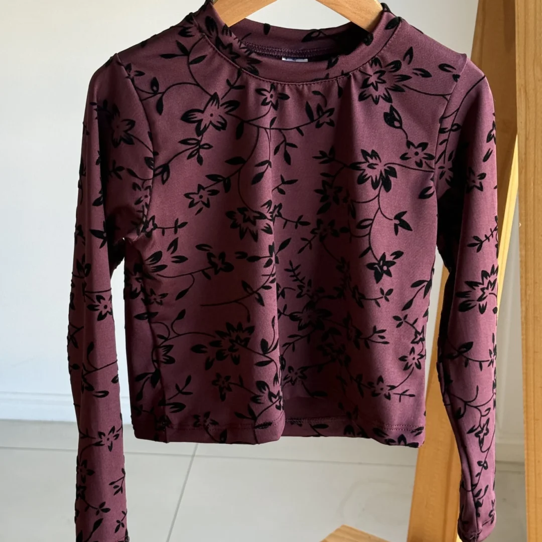 REMERA  FLOK BORDO HOJAS GAMUZADAS