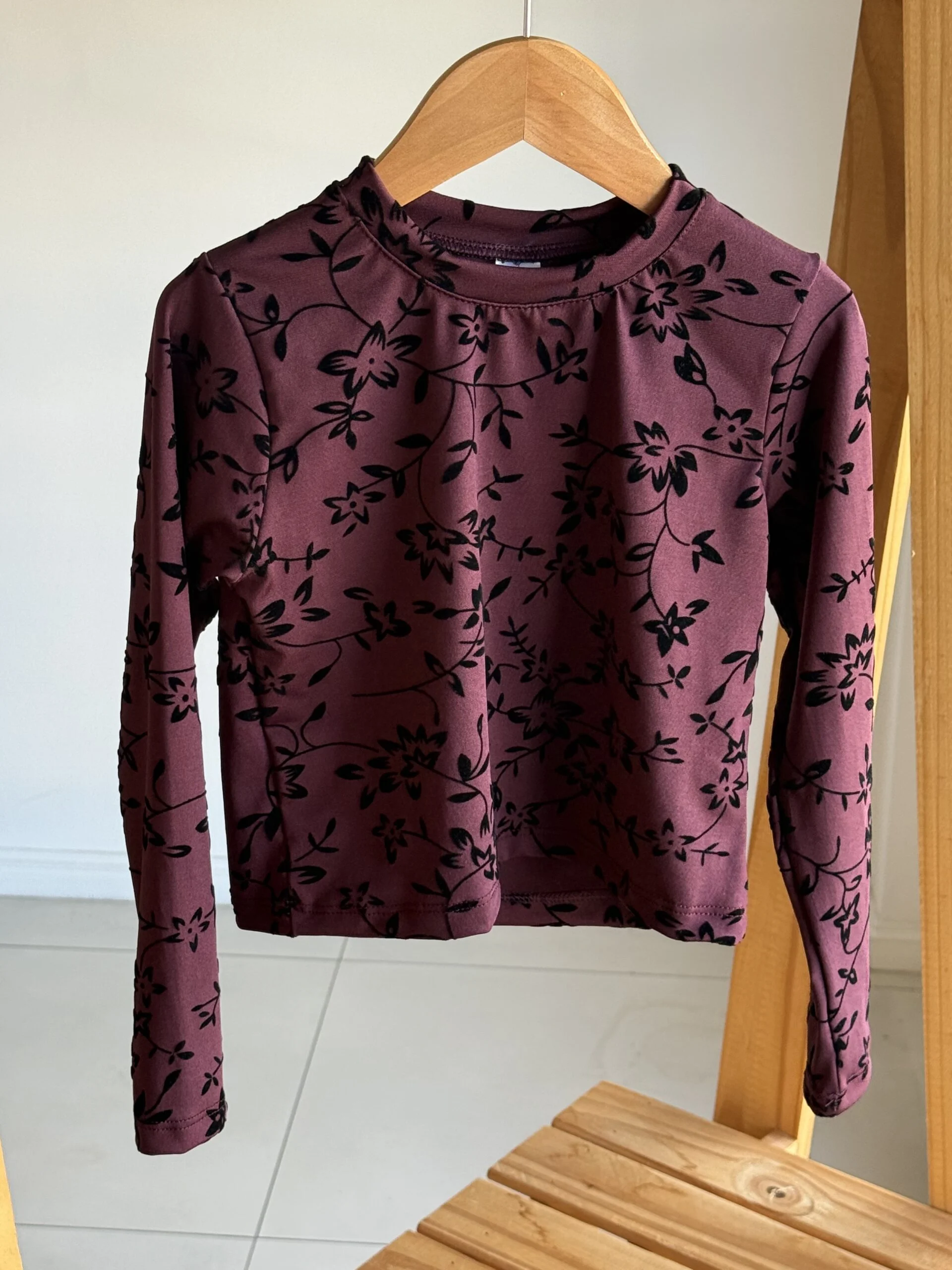 REMERA  FLOK BORDO HOJAS GAMUZADAS