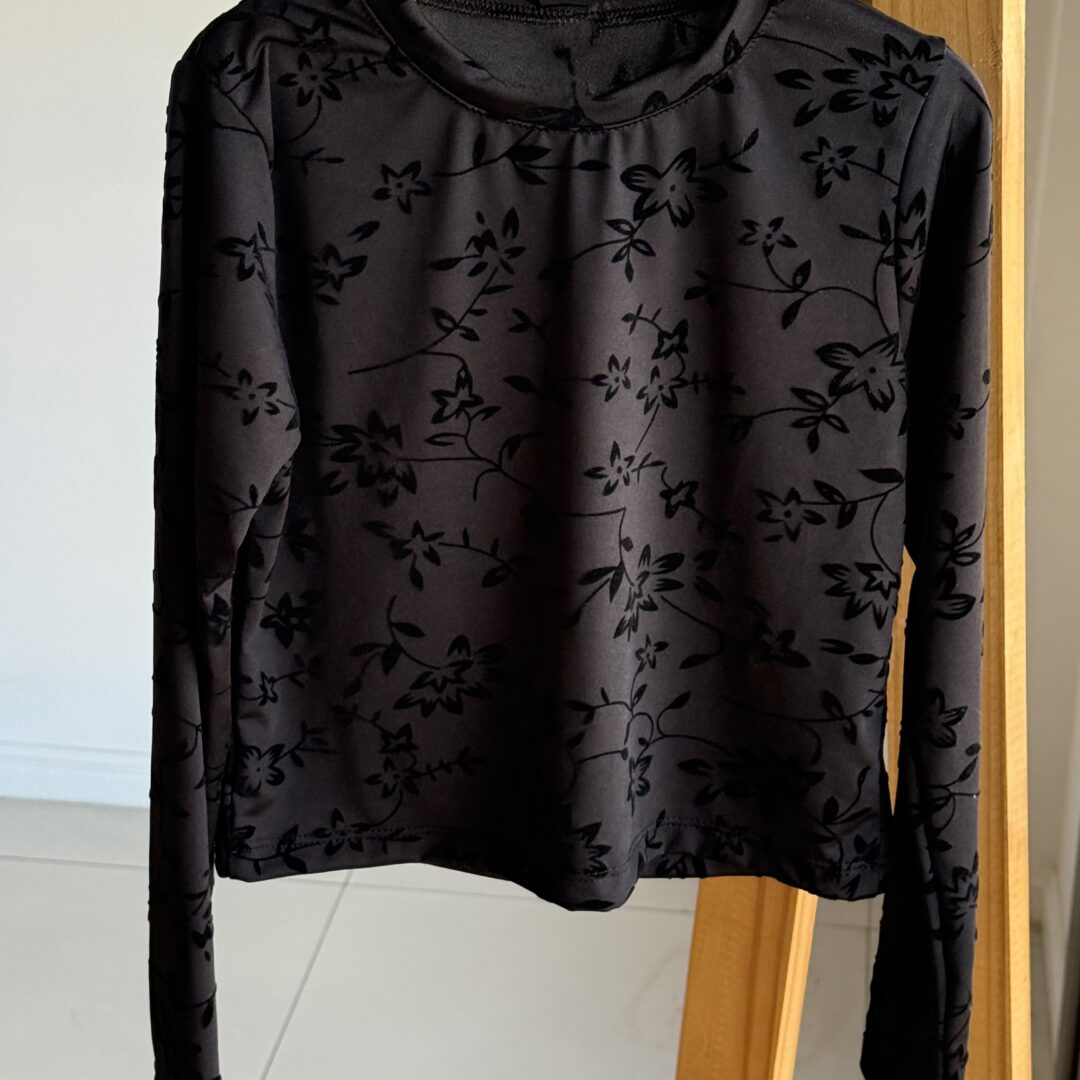 REMERA FLOK NEGRA HOJAS GAMUZADAS