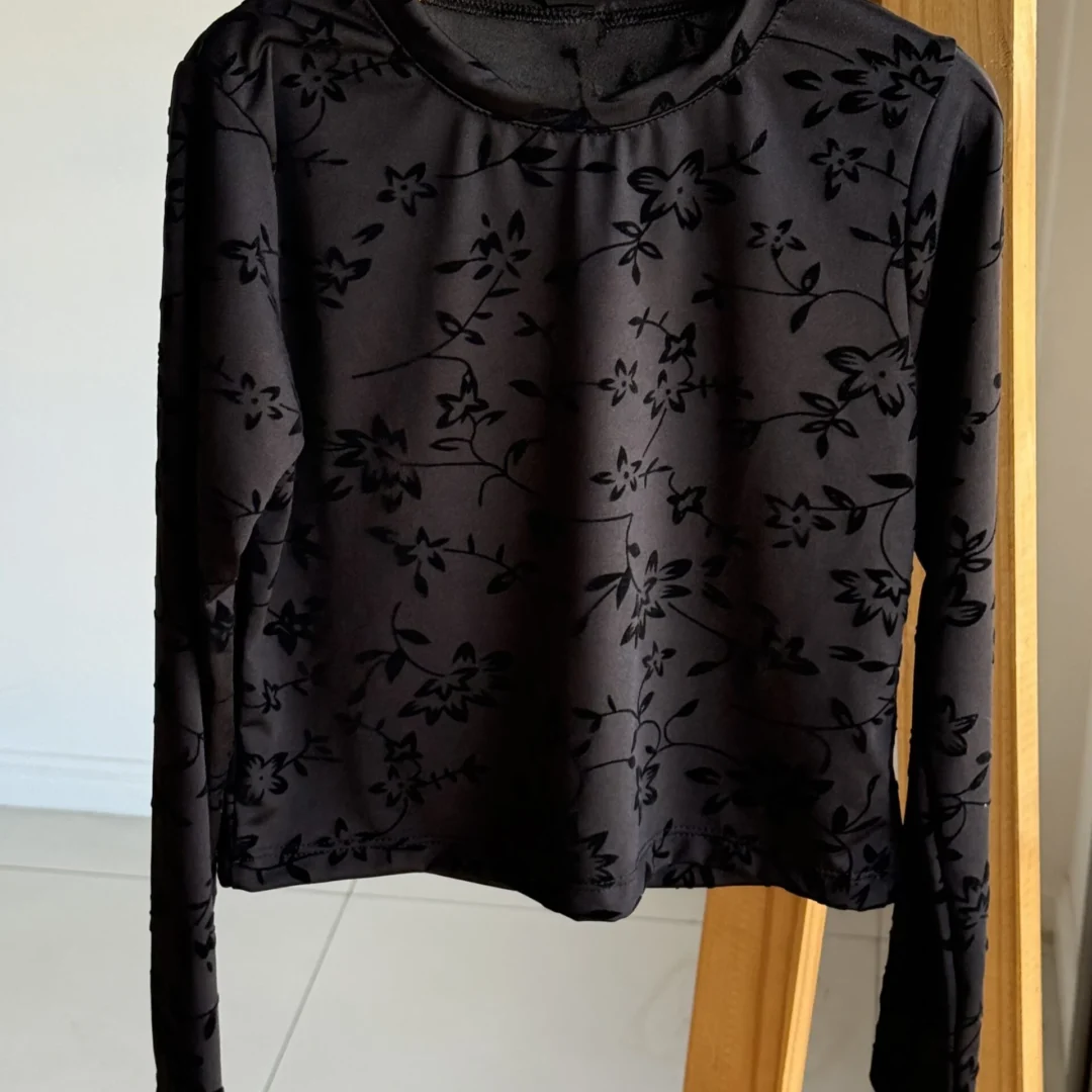 REMERA FLOK NEGRA HOJAS GAMUZADAS