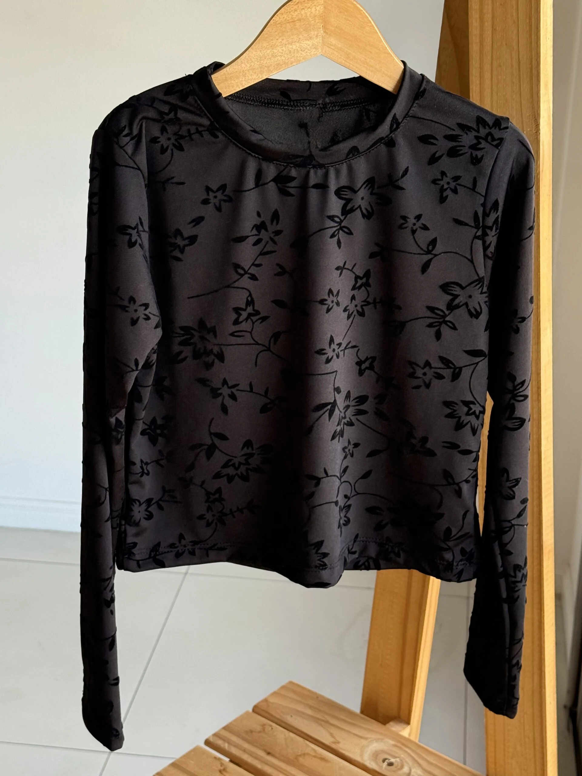 REMERA FLOK NEGRA HOJAS GAMUZADAS
