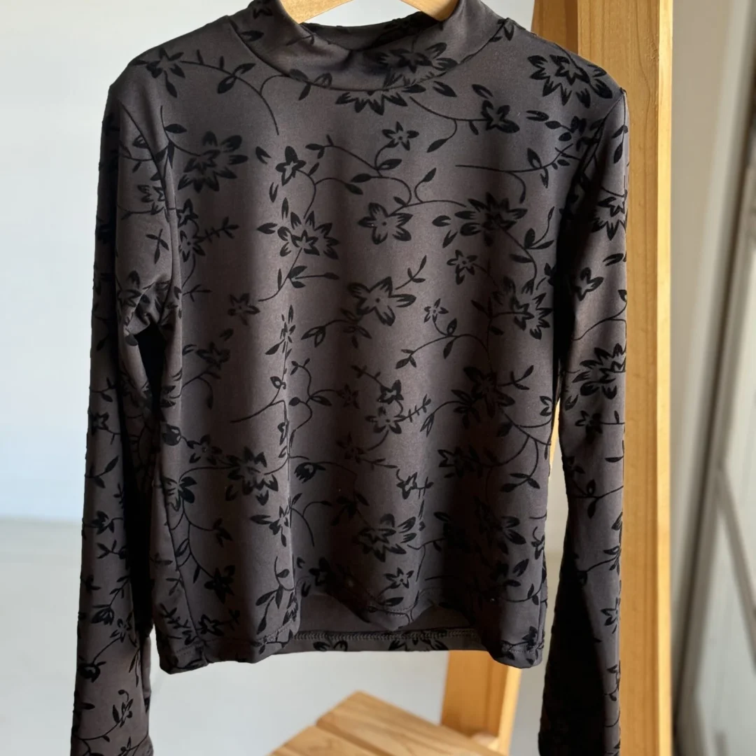 MEDIA POLERA FLOK NEGRA HOJAS GAMUZADAS