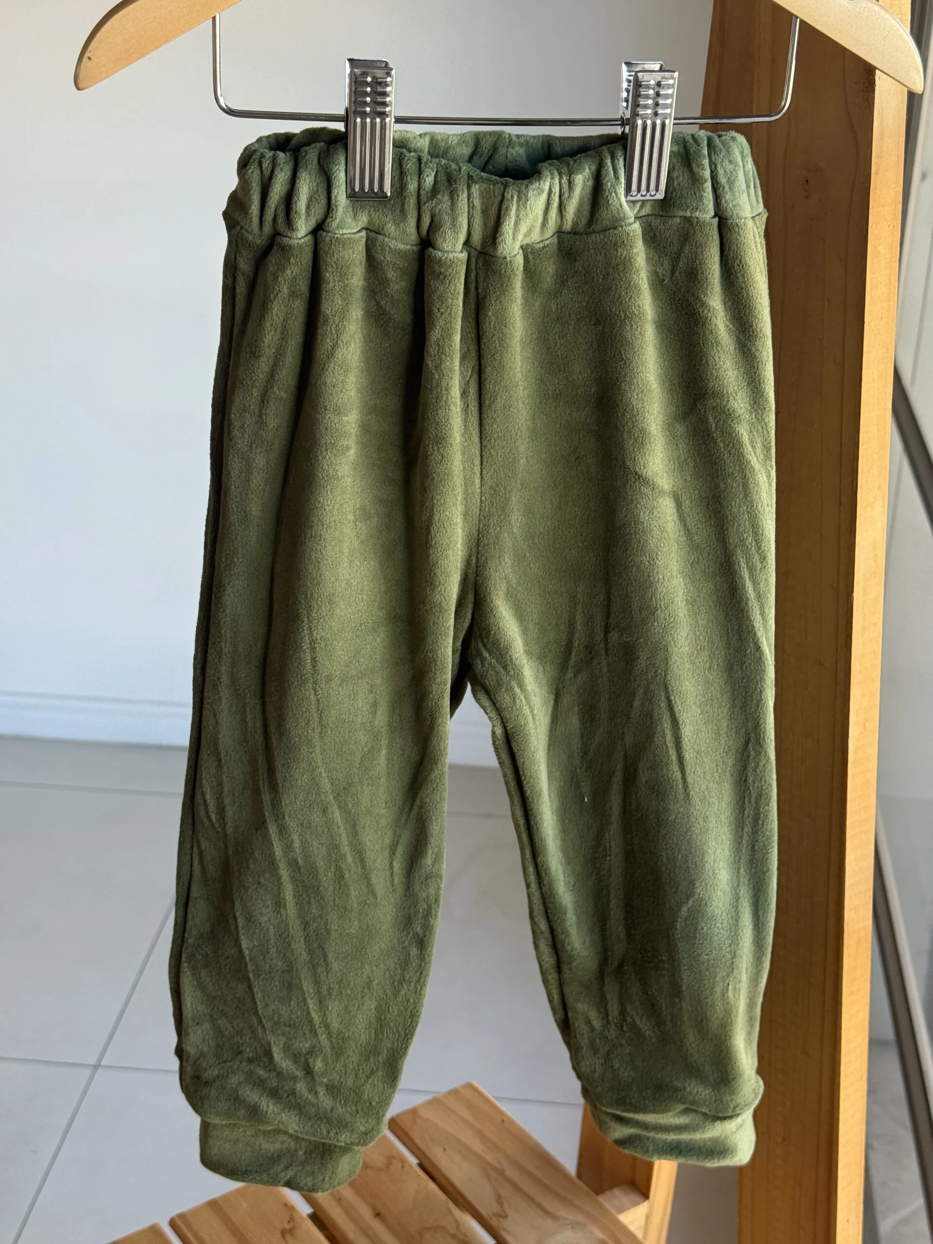 PANTALÓN PLUSH VERDE