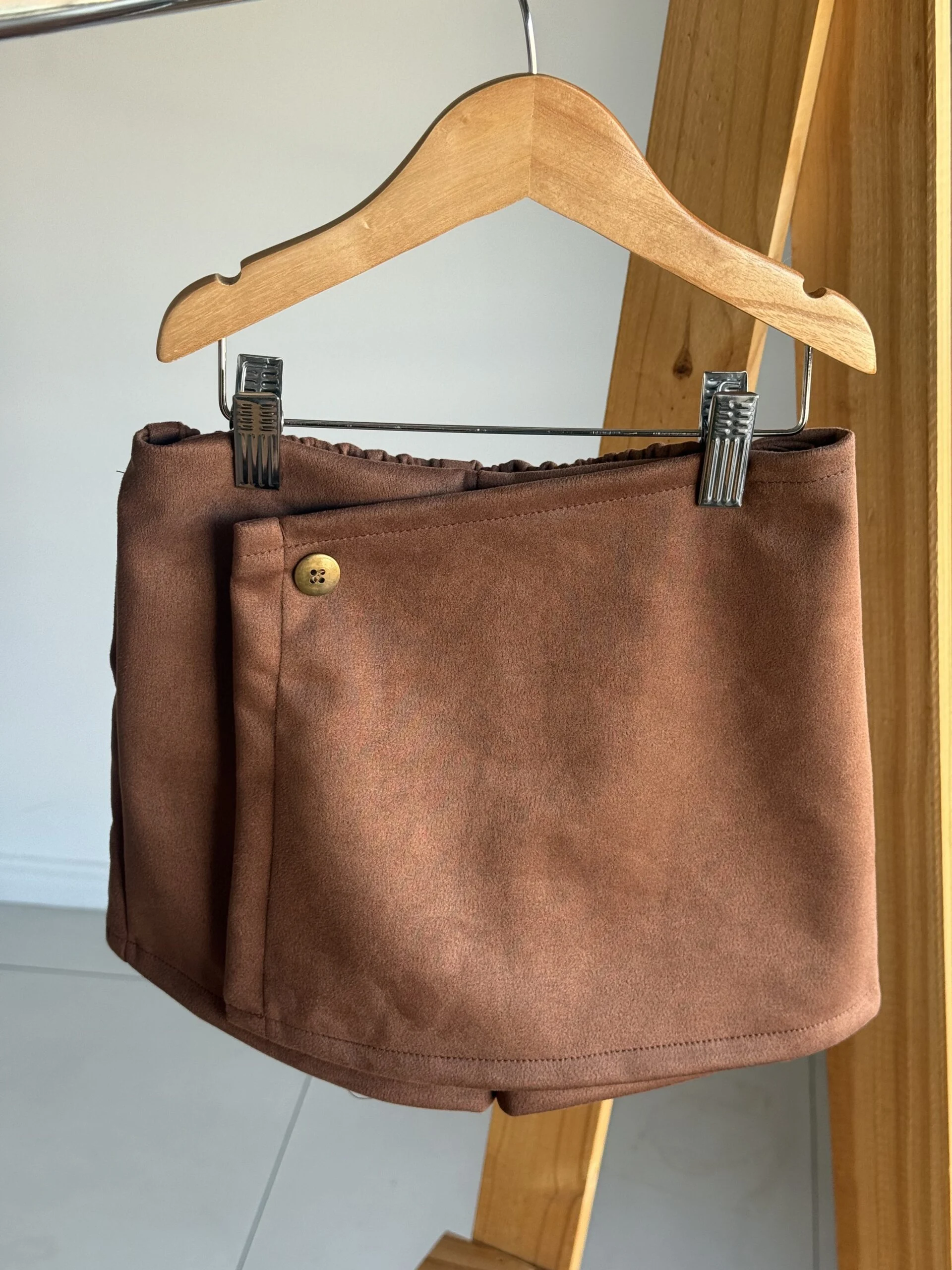 POLLERA SHORT GAMUZADA MARRON