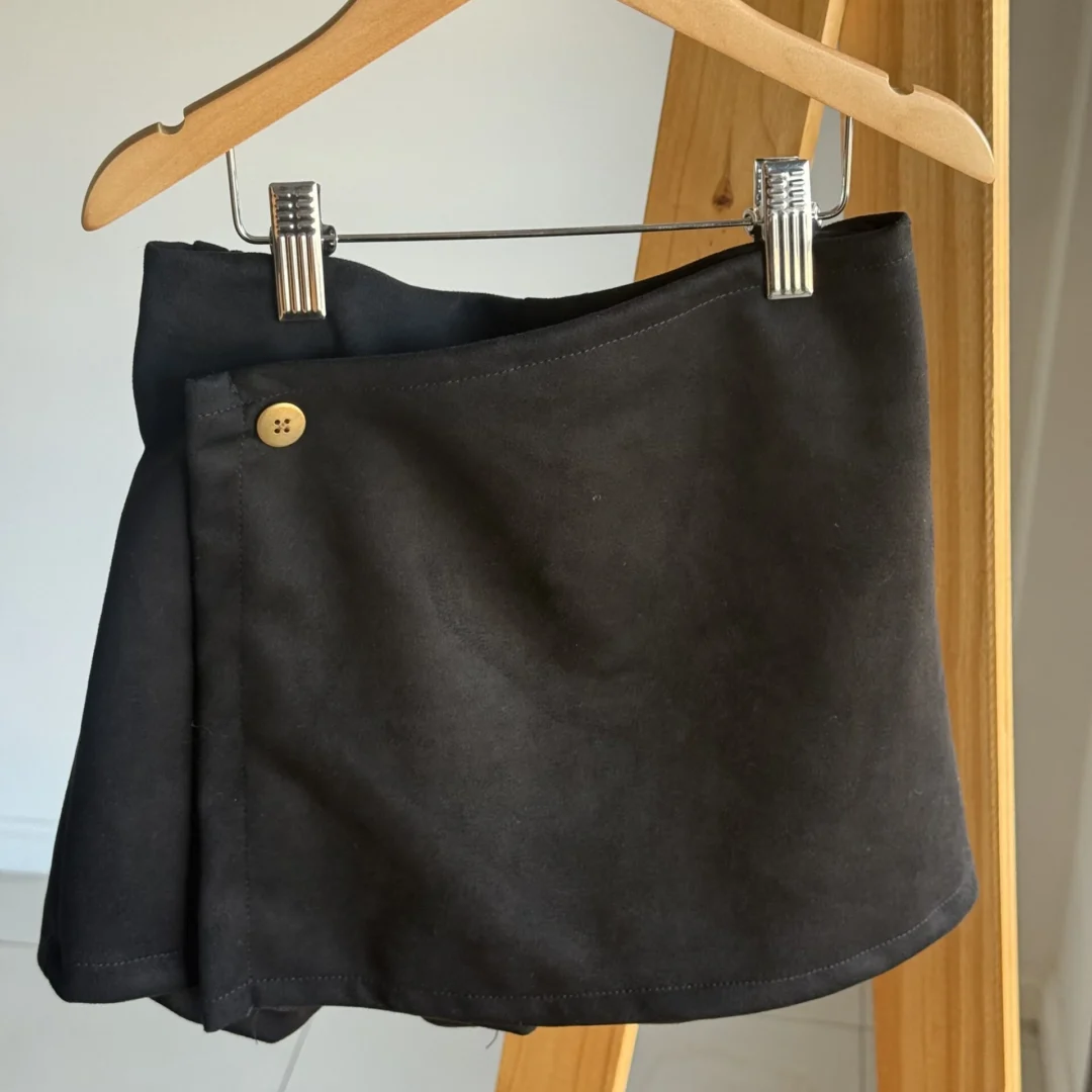 POLLERA SHORT GAMUZADA NEGRA